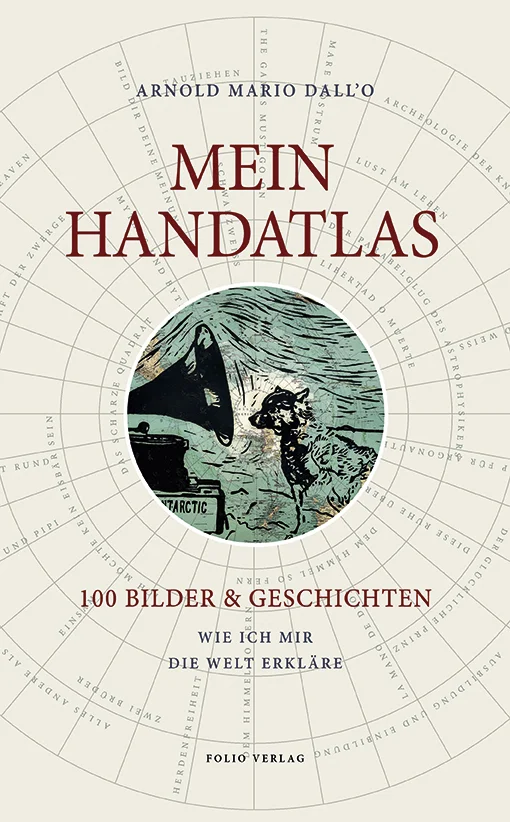 Ein Atlas der Bilder, Geschichten und Assoziationen – für ein anderes Verständnis unserer Welt. Während die Welt eine Zeit lang stillstand, die Menschen zu Hause blieben und Reisen undenkbar war, unternahm der Künstler Arnold Mario Dall’O Exkursionen im Kopf. Den Impuls dazu gab ihm „Stielers Hand-Atlas“ von 1906. Darin machte er hundert Orte aus, die ihn an Geschichten und historische Ereignisse erinnerten und bei ihm Assoziationen auslösten. Seine Gedanken hält er nun in hundert spielerischen Prosaminiaturen fest und visualisiert sie in ebenso vielen raffinierten Linolschnitten, die er auf die historischen Landkarten druckt. Dall’O entfaltet das Panorama eines ganzen Jahrhunderts als private Mythologie und als persönliche Einblendungen der großen Weltgeschichte.