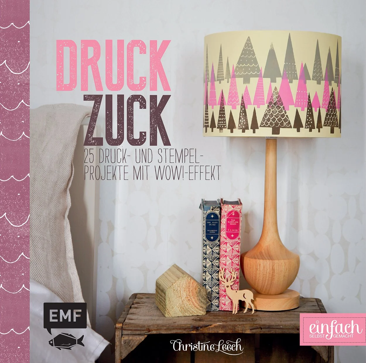 So einfach geht Drucken und Stempeln: Vorlage wählen, Farbe aussuchen, Untergrund vorbereiten, aufdrucken – fertig! So druckzuck wie nie zeigt Ihnen Christine Leech, wie einfach sich Stoffe, Holz und Papiere zum Bedrucken eignen und vor allem, womit sich alles drucken lässt! Ob Blätter, Federn oder Gabeln, hier kommt alles zum Einsatz, was interessante Strukturen erzeugt. Mit den zahlreichen Vorlagen und Schablonen im Buch kann der Spaß gleich los gehen – Sie werden gar nicht mehr aufhören wollen, Lampenschirme, Taschen, Shirts oder sogar Regenschirme zu bedrucken und bestempeln!