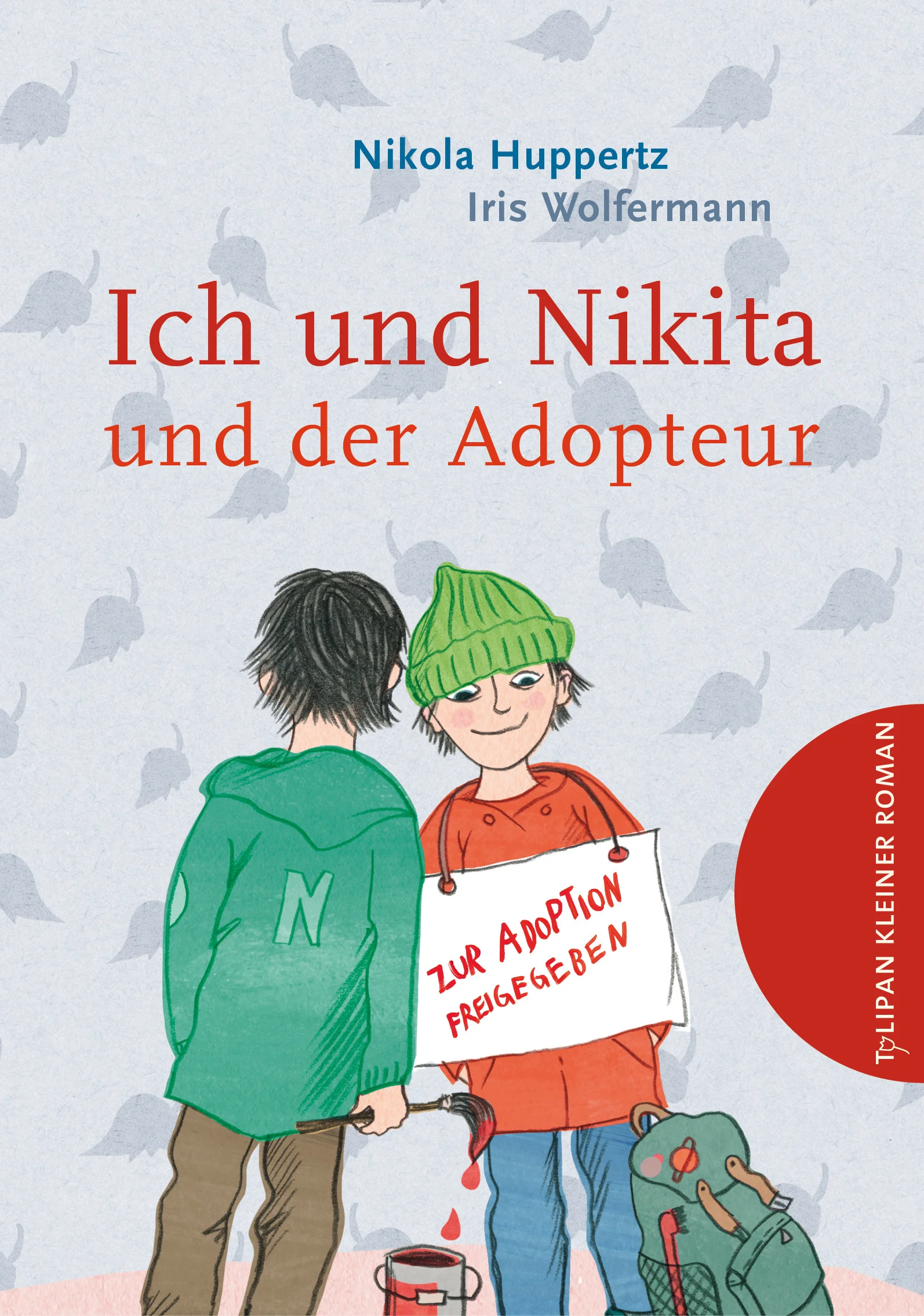 Valentin hat die Nase voll von seinem Zwilling-Dasein. Vor allem, weil sein Bruder Nikita immer alles besser kann als er. Es ist einfach nicht gut, wenn Eltern ein Kind doppelt bekommen! Nikita ist ganz Valentins Meinung und so führt ein flüchtiger Gedanke zu einer Wette zwischen den beiden Brüdern. Valentin macht sich eines Morgens auf die Suche nach einem Adopteur. Und tatsächlich – der etwas kauzige Herr Zareba 'adoptiert' Valentin, denn er braucht tatkräftige Unterstützung in seiner Laube. Während sich Valentin voller Elan an die Arbeit macht, ist Nikita die Wette nicht mehr geheuer und er versucht seinen Bruder davon zu überzeugen wieder nach Hause zu kommen. • Ein humorvoller Roman über das Thema Adoption • Einblicke in das Gefühlsleben von Zwillingen • Über Hilfsbereitschaft und Sich-Kümmern • Ein neuer Band von Nikola Huppertz in der erfolgreichen Reihe Tulipan Kleiner RomanAusstattung: durchgehend zweifarbig illustriert