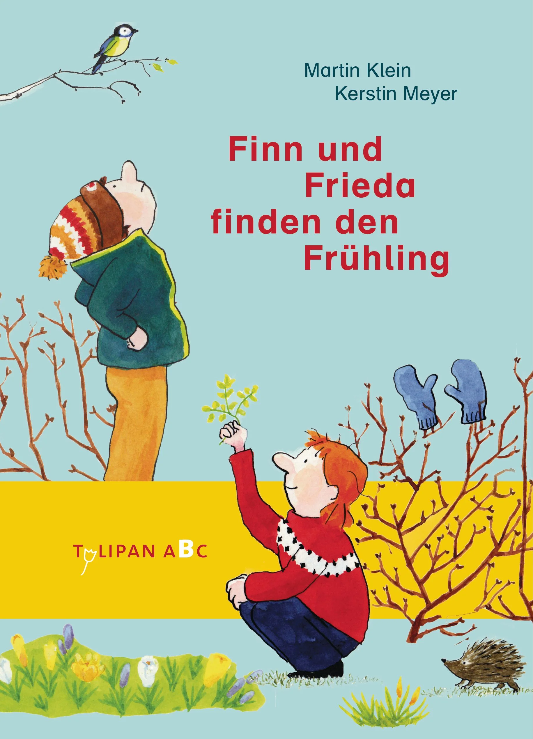 Eines Morgens finden Finn und Frieda einen kleinen Igel. Die Stachelkugel ist zu früh aus seinem Winterschlaf erwacht. Deswegen bringen die Geschwister ihren tierischen Fund zur Tierärztin. »Die größten Chancen hat unser stacheliger kleiner Freund, wenn einfach so bald wie möglich der Frühling kommt«, sagt die Ärztin bei der Untersuchung. Doch wie und wo findet man den Frühling am besten? Finn und Frieda beschließen, sich auf die Suche zu begeben. Sie gehen gemeinsam mit Opa Reinhold in den Park, denn der kennt die Natur so gut wie Kinder die Süßwarenabteilung im Supermarkt. Und tatsächlich werden die drei Frühlingssucher fündig: Sie entdecken erste Krokusse, spüren frühe Knospen an Sträuchern und Bäumen auf, beobachten unzählige Bienen und sammeln Kräuter für Opas berüchtigte Sieben-Kräuter-Suppe, mit welcher traditionell der Frühling eingeläutet wird. Bei so vielen Frühlingsboten ist der Frühling nicht mehr aufzuhalten, sodass der kleine Igel beruhigt zurück in die Natur kann. Im zweiten Finn-und-Frieda-Band lässt Martin Klein den Frühling frech und fröhlich hochleben.Ausstattung: Durchgehend 4-farbig illustriert