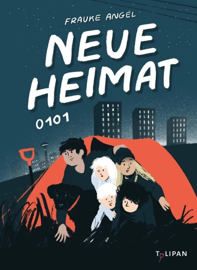 Die Sonne brennt und die NEUE HEIMAT hat einen Ferienjob zu erledigen. Allein Firuz ist motiviert. Denn der spart zielstrebig jeden Cent für seinen Traum. Doch als er an seinem ersten Arbeitstag in die 0101 heimkehrt, durchkreuzt gerade ein Bagger seinen sorgsam ausgetüftelten Sparplan. Firuz ist am Boden zerstört. Aber nicht allein. Enna, Vivi und JJ haben eine Idee! Mit der bringen sie nicht nur das komplette Ghetto ins Schwitzen, sondern fördern auch einige merkwürdige Überraschungen zu Tage.