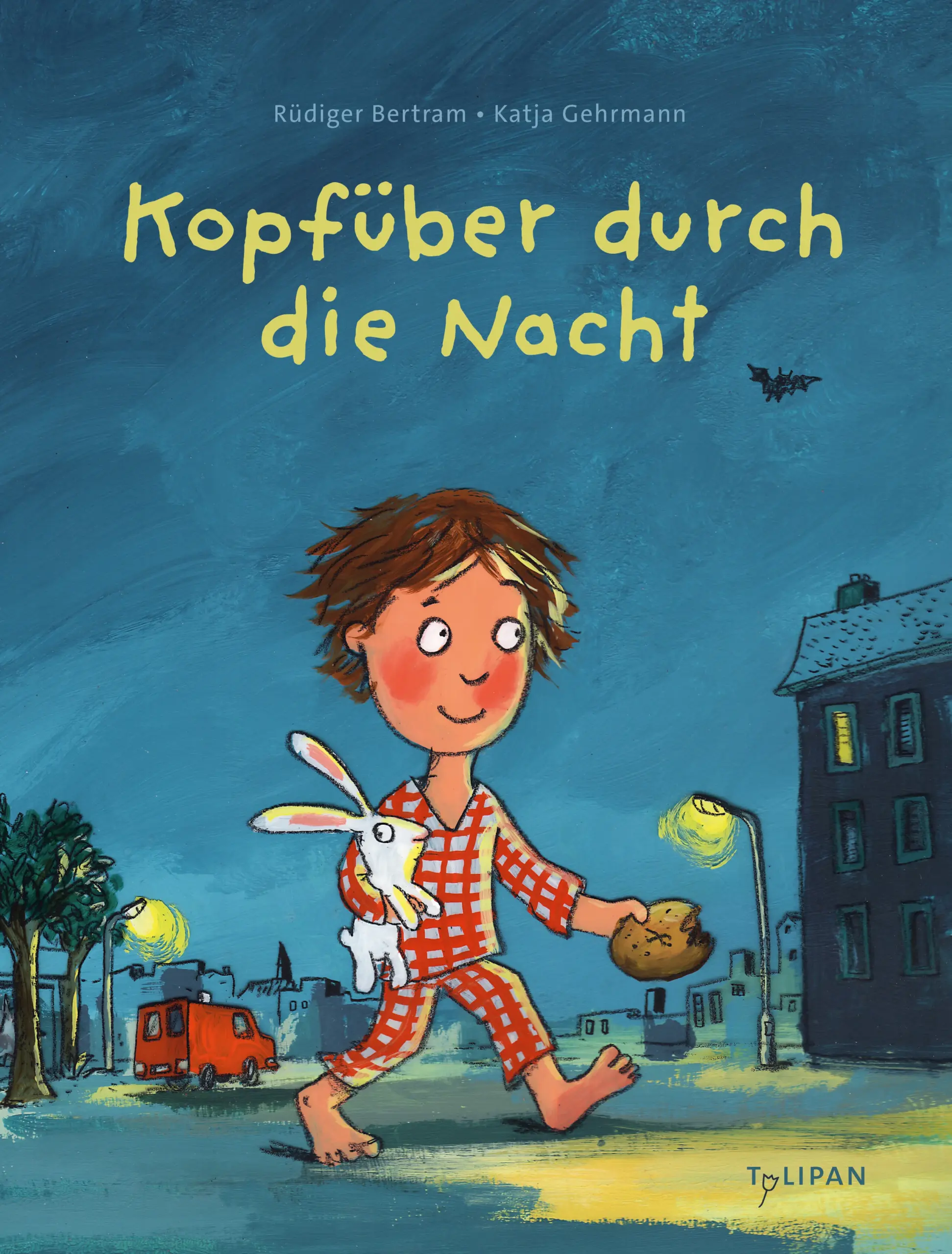 Von wegen „Schlaf, Kindchen, schlaf“Als Henry einfällt, dass er vergessen hat, die Kaninchen der Nachbarn zu füttern, ist es bereits Nacht. Seine Eltern sind auf einer Hochzeit und der Babysitter schläft auf der Couch. Kein Problem, Henry ist ja gleich wieder zurück. Doch als er im Hausflur steht und die Tür hinter ihm ins Schloss fällt, bemerkt er, dass er die Schlüssel vergessen hat. Er kommt weder zu den Nachbarn noch zurück in sein Bett. Mist! Er begibt sich auf die Suche nach jemandem, der ihm helfen kann. Und gerät auf eine Reise durch die Stadt, auf der er Nachtschwärmern begegnet, und vielen Menschen, die arbeiten, während alle anderen schlafen.Ein Bilderbuch über eine unbekannte Welt: Die nächtliche Stadt!Ausstattung: durchgängig vierfarbig illustriert