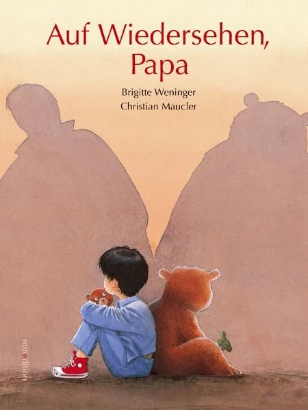 Tom versteht nicht, warum Papa immer wieder in die eigene Wohnung zurückgeht, warum er nicht bei ihm und Mama bleibt, so wie früher. Dann erzählt der Teddy die Geschichte vom kleinen Bären, von Mama Bär und von Papa Bär, der immer in die eigene Höhle fortgeht – und für Tom wird alles viel verständlicher. Ein leises, einfühlsames Bilderbuch zur Trennungsproblematik und die Schwierigkeit eines Kindes, damit zurechtzukommen.