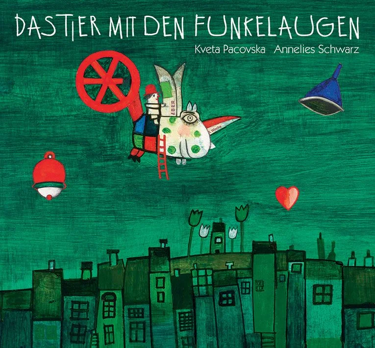 Jedes Kind hätte gern ein eigenes Tier. Rikki wünscht sich ein wuschelweiches Tier, das mal klein, mal groß ist, durch die Luft reiten kann, aber genauso auch schwimmen und fliegen kann. Das gibt es nicht, sagt seine Mutter. Typisch, dass Erwachsene solche Tiere nicht kennen. Rikki weiß es besser und erlebt eine abenteuerliche Zeit mit dem Tier mit den Funkelaugen. Kveta Pacovská gewährt mit ihrem einzigartigen Illustrationsstil einen Einblick in die Fantasiewelt eines Kindes, von der Erwachsene schnell mal sagen: Das gibt es nicht. Ein Lese(h)-Vergnügen für Jung und Alt.