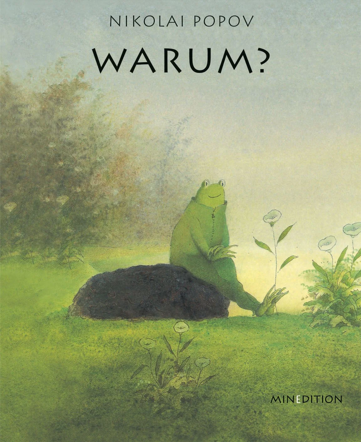 Eine Maus und ein Frosch streiten sich auf einer herrlichen Blumenwiese um eine ganz bestimmte Blume. Der Streit endet in einer gewaltsamen Auseinandersetzung zwischen Mäusen und Fröschen. Krieg beginnt im Kleinen, beginnt im Streit um Dinge, beginnt mit Wut oder auch Angst. Etwas, was auch schon kleine Kinder erleben und verstehen. “Warum” von Nikolai Popov ist ein wichtiges Buch, denn es zeigt die Entwicklung eines Konflikts von Anfang an. Es bietet für Kinder die Möglichkeit, Ideen zu entwickeln, wie und wann man Gewalt und Eskalation verhindern kann.