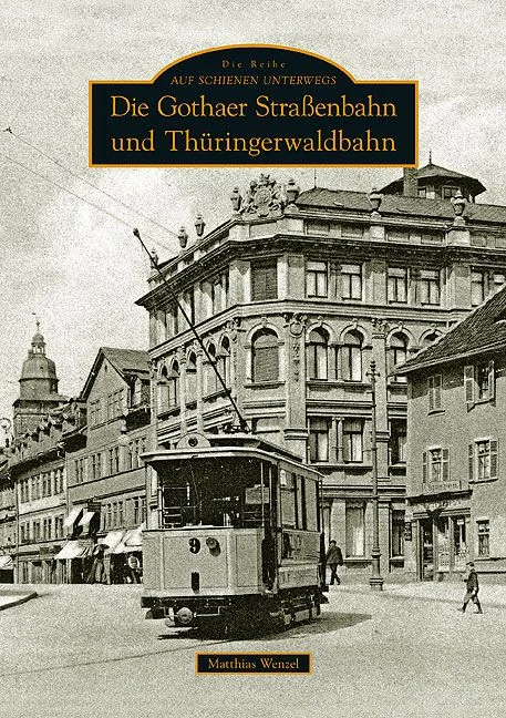 Seit fast 120 Jahren gehört die Straßenbahn zum Gothaer Stadtbild. Als am 2. Mai 1894 die zunächst 2,7 Kilometer lange Strecke zwischen Hauptbahnhof und Waltershäuser Straße feierlich eröffnet wurde, war Gotha erst die 15. deutsche Stadt mit einer „Elektrischen“. Im Jahre 1929 wurde das Streckennetz über die Stadtgrenzen hinaus erweitert. Seither verbindet die von den Goth’schen liebevoll-spöttisch „Urwaldrumpel“ genannte Thüringerwaldbahn die Residenzstadt mit Tabarz und Waltershausen. Der renommierte Gothaer Autor Matthias Wenzel hat für dieses Buch aus seiner eigenen Sammlung und denen anderer Straßenbahnfreunde rund 240 selten gezeigte und zum Teil farbige Bilder ausgewählt. Kenntnisreich kommentiert, laden sie zu einer Fahrt mit der Straßenbahn und der Thüringerwaldbahn ein und lassen die wechselvolle Geschichte der verschiedenen Linien Revue passieren. Eindrucksvolle Aufnahmen dokumentieren die alte Streckenführung mitten durch die Altstadt, zeigen die heute nicht mehr existierende Ringlinie und lassen die Erinnerung an die einstige „Friedhofsbahn“ wiederaufleben. Ein Buch nicht nur für Straßenbahnfreunde, sondern für jeden an der Gothaer Geschichte Interessierten.