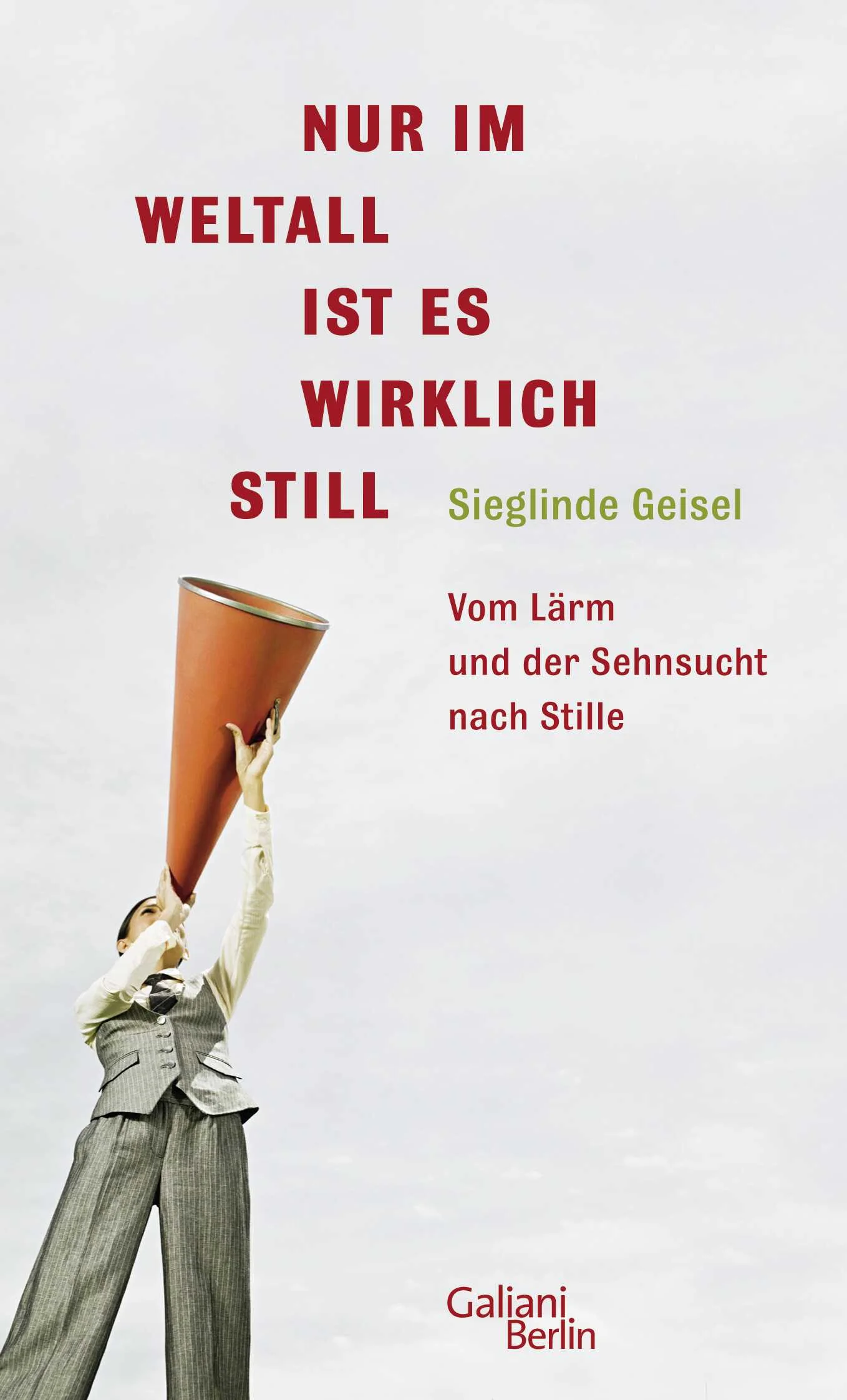 Das Lese- und Trostbuch für Lärmgeplagte.Wer kennt ihn nicht, den Ärger mit den lauten Nachbarn, der vielbefahrenen Straße und dem Geschrei der Nachtigallen. Schopenhauer, Proust und Kafka klagten über Lärm, Carlyle ließ sich ein schallisoliertes Studierzimmer errichten, bei Kant landete ein zu lauter Hahn im Suppentopf. Doch freilich: Nichts ist persönlicher als die Geräuschempfindung. Was für den einen schön ist, ist für den anderen Tortur.Angeblich kommt eine medizinische Studie zu dem Schluss, dass bei einem Umgebungslärm von 65 Dezibel das Herzinfarktrisiko um über 30 % höher ist als bei 60 Dezibel – allerdings nur bei Männern, bei Frauen nicht. Warum das so ist, weiß niemand. Lärm muss nicht laut sein – auch ein tickender Wecker oder ein tropfender Wasserhahn können einen in den Wahnsinn treiben, während das ohrenbetäubende Brüllen eines Gebirgsbachs als natürlich und damit schön empfunden wird. Nur wer mit Geräuschen umzugehen weiß, kann sie ertragen.Nur im Weltall ist es wirklich still ist ein grundlegendes und dabei höchst unterhaltsames Geräuschbuch, in dem das Verhältnis des Menschen zur Akustik seiner Umwelt über die letzten 2000 Jahre hinweg betrachtet wird. Zahlreiche Ohrenzeugen von Horaz über Lichtenberg, Schopenhauer, Kurt Tucholsky bis John Cage und Hans Magnus Enzensberger kommen zu Wort. Sieglinde Geisel beschreibt auch, was die Menschheit mit und gegen Lärm so alles tut: von der turbulenten Geschichte der Anti- Lärm-Vereine und der Anti-Lärm-Gesetze bis zu dem Paradox, dass die Welt immer lauter wird, weil immer mehr in ihren Autos aus den Städten in die Stille fliehen.