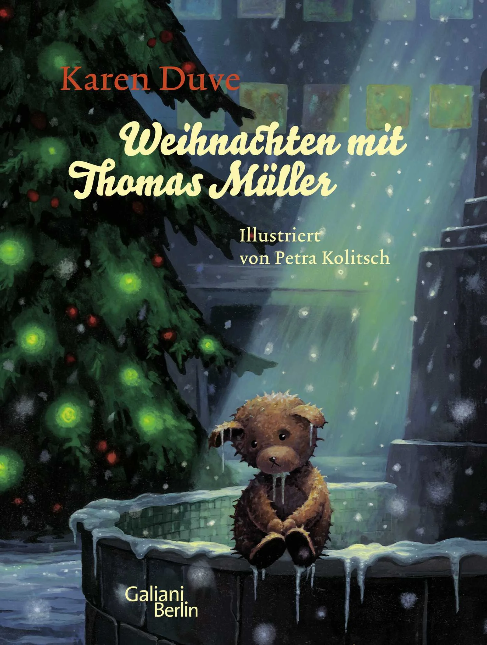 Der Bär, der aus der Kälte kam.Stoffbär Thomas Müller, der schüchterne Held aus Karen Duves schnoddrig-schnuckliger Weihnachtsgeschichte: Heiß geliebt, aber in der Kälte vergessen. Und das an Heiligabend. Wie soll das alles enden?Thomas Müller, hochgeachtetes Familienmitglied der Wortmanns aus Hanstedt, wird während des Familien-Weihnachts-Shoppings in Hamburg irgendwo im Karstadt vergessen (das passiert, wenn ein Sechsjähriger die Hauptverantwortung für einen hat). Sein Versuch, ein Taxi zu nehmen, scheitert am mangelnden Bargeld. Und so setzt er sich draußen an den Brunnen vor dem Burger King und wartet darauf, dass die Wortmanns zurückkommen und ihn abholen. Doch es wird dunkel und spät …Da taucht eine neue Bekanntschaft auf: die Wanderkatze Sandra Kaiser (oder so, Thomas Müller hört etwas schwer), Geheimname Panther, die ihm erst gehörig Angst macht. Zumal er mit dem Po am Brunnen festgefroren ist und darum nicht weg kann. Und wirklich, die abgebrühte Sandra lässt zunächst kein gutes Haar an seiner Familie, und sind sie nicht seit über fünf Stunden weg? Haben sie Thomas Müller etwa wirklich für immer vergessen?Charmant und schnoddrig, liebenswert und tragisch – Karen Duve erinnert uns auf ihre unnachahmliche Art daran, worum es in einer Familie und in der Freundschaft geht – auch für Bären, und vielleicht besonders zu Weihnachten!Zu lange vergriffen – jetzt wieder lieferbar: Die durchgehend illustrierte Hardcover-Ausgabe. Jetzt kann Weihnachten kommen!»Ein sehr modernes, unkitschiges Märchen für Kinder und eine amüsante Erinnerungshilfe, warum sich der ganze Stress auch in diesem Jahr lohnt.« Kulturspiegel