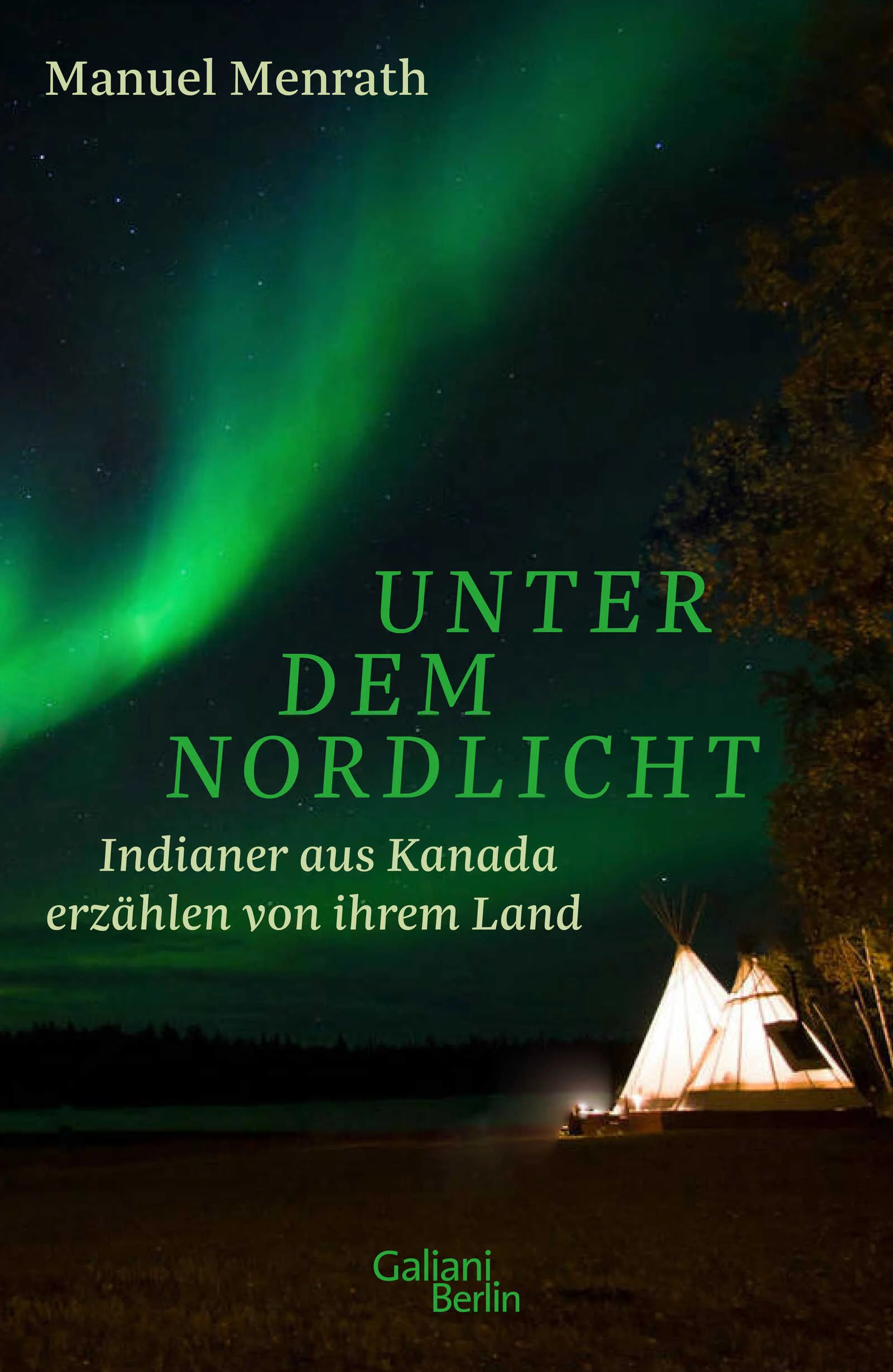 »Wir wurden nicht in Kanada geboren, sondern Kanada wurde auf unserem Land geboren.«Bären an wilden Flüssen, Ahornsirup, Eishockey, nette Umgangsformen – unser Bild von Kanada ist von Klischees geprägt. Genauso romantisiert ist unsere Vorstellung von Indianern, die immerhin einen Großteil des Landes besiedeln: Lagerfeuer, Adlerfedern, Wildpferde und ein Leben im Einklang mit der Natur. Doch wie leben sie wirklich? Der Schweizer Historiker Manuel Menrath zeigt es uns in diesem Buch. Er machte sich auf in entlegene Gebiete im hohen Norden Kanadas, dorthin, wohin keine Straße führt, und traf Cree und Ojibwe in ihren Reservaten.Und sie vertrauten ihm, dem Europäer – dem Wemistigosh (Holzbootmensch). Sie nahmen ihn mit zu ihren rituellen Festen und zur Jagd, er lebte unter ihnen. In über hundert Interviews erzählten sie ihm von ihrem Leben – ihrem Verhältnis zur Natur, ihren Vorfahren, ihrer Geschichte – und von dem Land, das sich heute »Kanada« nennt und dessen Entstehung für sie mit großem Leid verbunden ist. Sie erzählten von verschwundenen Tieren, alten Ritualen. Und von den Grausamkeiten in den Residential Schools, in denen ihre Kinder in die Gesellschaft der Weißen zwangsassimiliert wurden. Ihre Geschichten handeln von den sozialen wie seelischen Verwüstungen des kulturellen Völkermords, von Depression, Drogen- und Alkoholmissbrauch. Allein im Cree-Dorf Attawapiskat gab es im Jahr 2016 100 Selbstmordversuche unter Jugendlichen – genau in dem Jahr, in dem Premier Justin Trudeau (viel zu spät) die Rechte der Indigenen anerkannte.Manuel Menraths faszinierendes und tief beeindruckendes Buch berichtet vom Leben derer, die schon seit Jahrtausenden in Kanada leben – und lässt sie selbst zu Wort kommen.»Dies ist ein wichtiges Buch, weil es unsere Stimmen enthält. Es ist gut, dass wir damit in Europa gehört werden. Denn unsere Geschichte wurde jahrhundertelang ignoriert.« Chief Stan Beardy, Grand Chief der Nishnawbe Aski Nation (2000-2012) und Chief von Ontario (2012-2015)»Diese großartige Spurensuche in den entlegenen Cree- und Ojibwe-Reservaten Ontarios erzählt die Geschichte von Eroberung, Kolonisierung und fortdauernder Vernachlässigung aus indianischer Sicht – fundiert, überraschend und berührend zugleich.« Aram Mattioli, Verfasser von »Verlorene Welten. Eine Geschichte der Indianer Nordamerikas 1700–1910«Mehr Infos unter: https://unterdemnordlicht.de