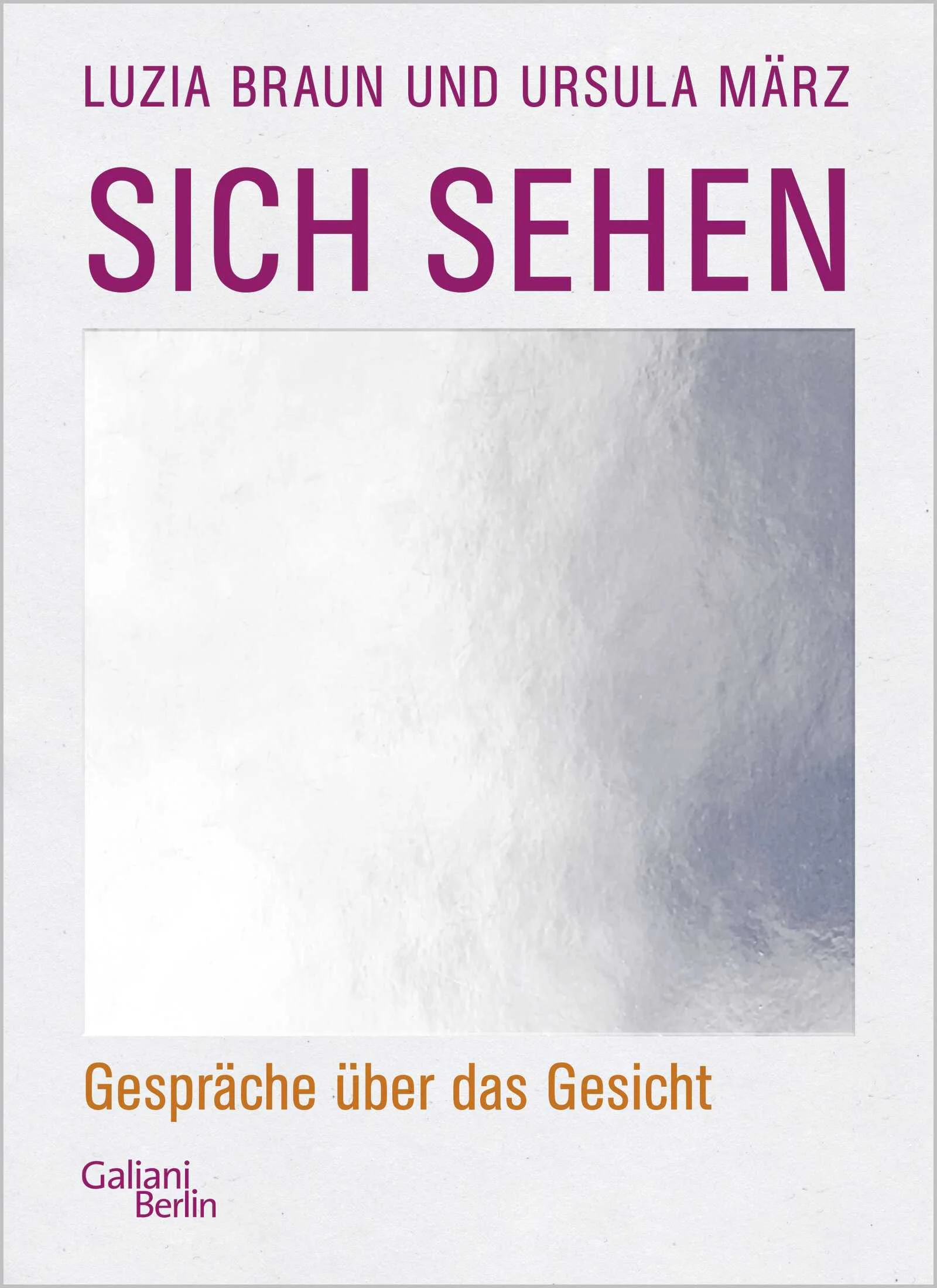 Luzia Braun und Ursula März treffen prominente und nichtprominente Persönlichkeiten zu eingehenden Gesprächen über blaue Augen, Spiegelstadium, Visagenzorn und Super-Recognizer. Eine moderne Kulturgeschichte des Gesichts – mit Peter Sloterdijk (Philosoph), Meike Ramon (Neurowissenschaftlerin), Wolfgang Joop (Mode-Designer), Robert Seethaler (Schriftsteller), Tanja Fischer (Dermatologin), Anastasia Biefang (Bundeswehr-Kommandeurin), Axel Schulz (Boxer), Adriana Altaras (Schauspielerin und Autorin), Eric Wrede (Bestatter) u.v.m.Nie zuvor in der Geschichte der Menschheit war das eigene Gesicht so allgegenwärtig wie heute. Ob auf Fotografien, in Filmaufnahmen, Videochats oder im Spiegel – ständig sehen wir uns selbst. Doch was macht das mit uns? Lebten unsere Vorfahren, die viel seltener mit dem eigenen Abbild konfrontiert waren, vielleicht unbefangener? Hilft die pausenlose Selbstbegegnung bei der Selbsterkenntnis?Das Gesicht als Bühne der Seele - gilt das noch im Zeitalter der ständigen Selbstoptimierung?Die Journalistinnen Luzia Braun und Ursula März haben 19 Menschen getroffen, die aus verschiedenen Blickwinkeln über das Gesicht nachdenken – als Boxer oder Influencerin, Modemacher oder Dermatologin, als Zwilling oder Transgender, als Philosoph oder Bestatter, als Schriftstellerin oder als jemand, dessen Gesicht sich radikal veränderte.Lebens- und berufserfahren erzählen diese Persönlichkeiten mit großer Offenheit und Klugheit über unser wichtigstes Ausdrucksmittel und davon, was »sich sehen« für sie bedeutet.Mit ausdrucksvollen Porträts des Fotografen Fabian Schellhorn.