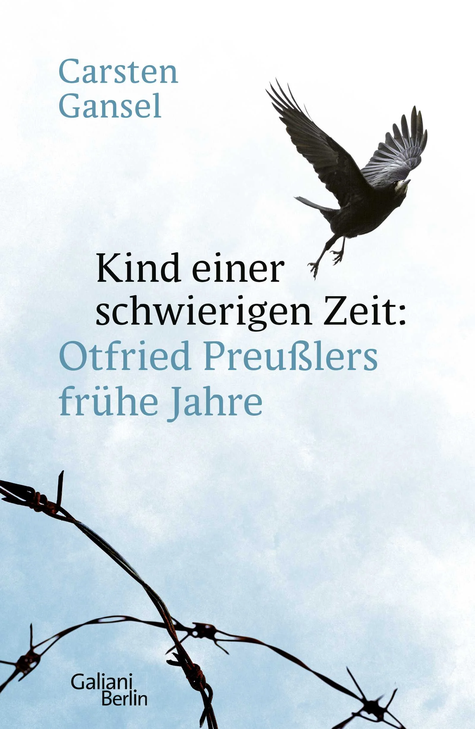 Wie das Schreiben beim Überleben hilft – die bewegende Lebensgeschichte eines der berühmtesten Kinder- und Jugendbuchautoren.Otfried Preußler war ein deutscher Junge wie viele. Außer, dass er mit 17 anfing zu schreiben. Er kam mit 19 Jahren an die Ostfront und geriet in sowjetische Kriegsgefangenschaft. Dort rettete er sich – nicht zuletzt – durch das Schreiben. Was er dort erlebte, wie ihn diese Zeit prägte und welche Kämpfe Otfried Preußler mit sich selbst ausfocht, erzählt Carsten Gansel anhand aufsehenerregender Archivfunde und autobiographischer Texte.Carsten Gansel zeigt, auf welche Weise seine Eltern und die böhmische Landschaft mit ihren Mythen, Sagen und Legenden, und wie Krieg und Gefangenschaft Otfried Preußler prägten und in spätere Werke wie etwa Krabat eingingen. Bei der biografischen Spurensuche hat er zahlreiche Dokumente aus schwer zugänglichen russischen Archiven aufgespürt und gänzlich unbekannte Texte von Otfried Preußler zutage gefördert. Auch Teile eines Jahrzehnte später entstandenen Autobiografie-Projektes und eines unveröffentlichten Romanvorhabens liefern neben unbekannten Gedichten, Briefen, Notizen, Berichten ein eindrucksvolles Bild eines Autors, der wie viele andere seiner Generation auf existenzielle Weise in die Zeitläufte des 20. Jahrhunderts geriet und seinen eigenen Weg fand.