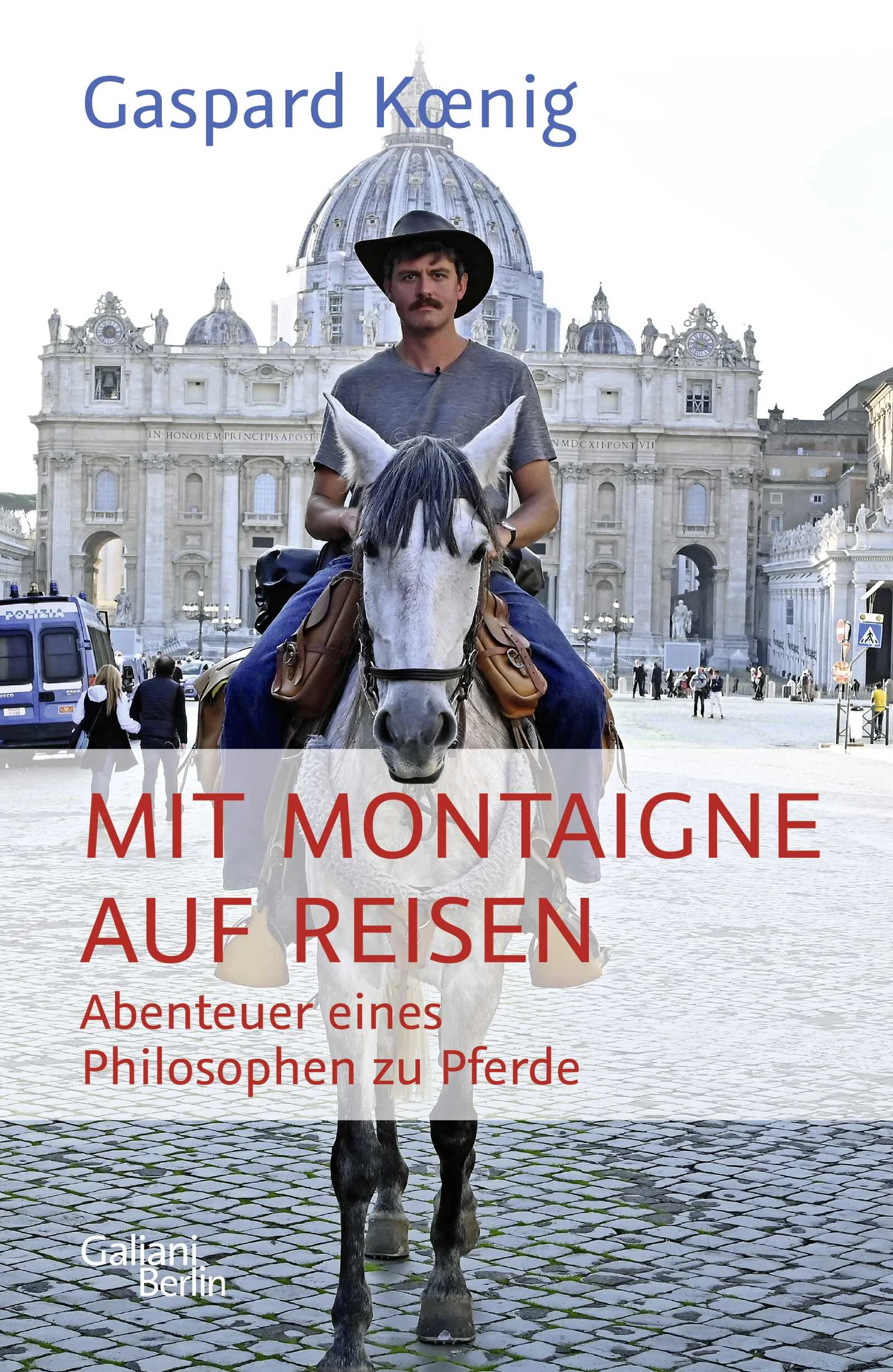 Nach Italien, über die Schweiz und Deutschland – Michel de Montaigne beschrieb seine Reise zu Pferde 1580 bis 1581 im berühmten Reisetagebuch. 440 Jahre später reitet der französische Philosoph Gaspard Koenig auf seinen Spuren. Ein ganz eigener Reisebericht über das Unterwegssein, die Freiheit der Langsamkeit und das Europa von heute. Wie viele Umwege und Zufälle auf dem eigenen Weg gesteht uns die moderne Welt noch zu? Mit Montaigne als stetigem Reisebegleiter reitet Koenig an den gleichen Feldern, Kirchen und Weinreben vorbei – und doch ist dieser Weg von Bordeaux nach Rom keine historische Rekonstruktion. Wo Montaigne sich für das schnellste Verkehrsmittel seiner Zeit entschied und seine Pferde täglich wechselte, ist die Reise heute eine der Entschleunigung und bürokratischen Hürden. Ohne die richtigen Papiere für sein Pferd scheitert Koenig an der Schweizer Grenze und moderne Routenführer konfrontieren den Reiter mit ungeahnten Grenzen.Diese Reise ist ein Abenteuer und eine Begegnung mit der Natur. Doch vor allem ist sie eine Erzählung individueller Erfahrungen. Wie schon Montaigne sucht Koenig Kontakt zu den Menschen, denen er begegnet, und lässt sich leiten von ihren Geschichten. Aus einer einzigartigen Perspektive spürt er den Eigenheiten der Länder nach, die er durchquert. Dieser Reisebericht ist eine Feier der Begegnung von Mensch zu Mensch, der Radikalität der Einfachheit und der Entschleunigung.
