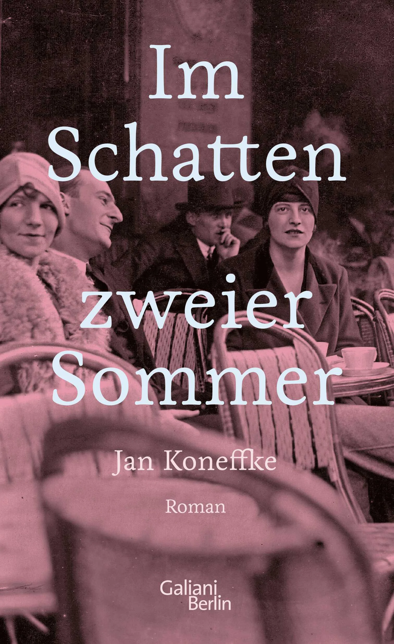 Von der Leichtigkeit eines Wiener Sommers 1914 – und dem drohenden Gewitter des Krieges im Paris der späten Dreißiger.Es wird Frühjahr in Wien, und bei der jüdischen Familie des Schuhmachers Fischler wird ein Zimmer zur Untermiete frei. Der neue Mieter ist ein schüchterner, etwas verquerer Student aus Galizien. Sein Name: Joseph Roth.  Bald lernen Fanny, die ältere Tochter der Familie, und er sich kennen, und für die beiden beginnt ein heimlicher verliebter Sommer. Der allerdings endet in einer Trennung – und in geschichtlicher Dimension in einer Menschheitskatastrophe: Der Erste Weltkrieg bricht aus.Lange Jahre werden die beiden sich nicht wiedersehen – bis es Fanny nach abenteuerlicher Flucht aus Wien 1938 nach Paris verschlägt, wo sie zufällig im Deutschen Hilfskommitee ihren ersten Sommerschwarm wiedertrifft. Roth ist inzwischen berühmter Schriftsteller geworden, befindet sich ebenfalls im Exil in Paris und gerade hat Irmgard Keun, seine letzte Geliebte, die Flucht vor ihm ergriffen. Fanny wird den cholerischen, mit sich und der Welt zerstrittenen charismatischen Autor, der in seinem Kreis Hof hält wie ein Fürst und doch gerade keinen Pfennig mehr hat, bis kurz vor seinem Tod begleiten.