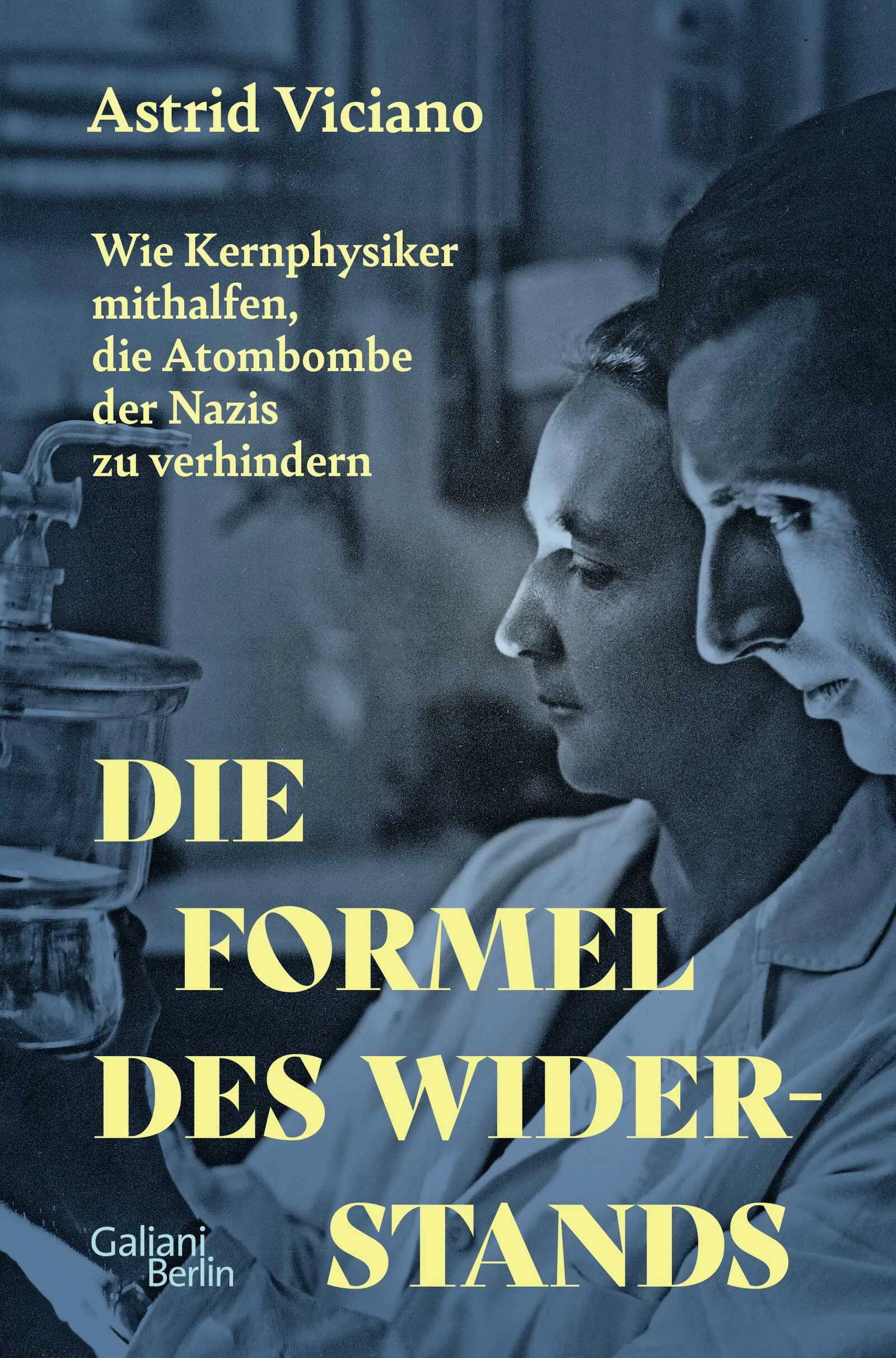 Paris 1940: Die Wehrmacht besetzt die französische Hauptstadt und der deutsche Physiker Wolfgang Gentner wird ans Collège de France beordert, um den Nazis neue Forschungserkenntnisse und Material für die Kernspaltung zu verschaffen. Doch der Leiter des Labors ist ein langjähriger Freund und der Auftrag der Beginn einer verdeckten Zusammenarbeit.Kurz vor Hitlers Machtergreifung im Jahr 1933 lernen sich der junge Wissenschaftler Wolfgang Gentner und sein französischer Kollege Frédéric Joliot-Curie am Institut du Radium in Paris kennen. Es ist die Zeit bahnbrechender Erkenntnisse der Physik, von Albert Einstein bis zu Marie Curie. Gentner forscht gemeinsam mit Curies Tochter Irène und ihrem Mann Frédéric zu künstlicher Radioaktivität. Experimente, die den Joliot-Curies den Nobelpreis einbringen werden. 1940 kehrt Gentner im Auftrag des deutschen Uranprojekts nach Paris zurück. Er soll Joliot-Curies Forschung überwachen und den Nazis wichtige Erkenntnisse für den Bau der Atombombe sichern. Doch der französische Kollege beginnt, verdeckt für die Résistance zu arbeiten, sein Labor wird zum Zentrum des Widerstands. Gentner kooperiert scheinbar mit den Nazis, denkt sich immer neue Vorwände aus, um die Deutschen am Zutritt zum Labor zu hindern und die Freilassung französischer Widerständler aus den Fängen der Waffen-SS zu bewirken – ein doppeltes Spiel, bei dem Gentner alles riskiert und das seinen Freunden gleich mehrfach das Leben rettet.