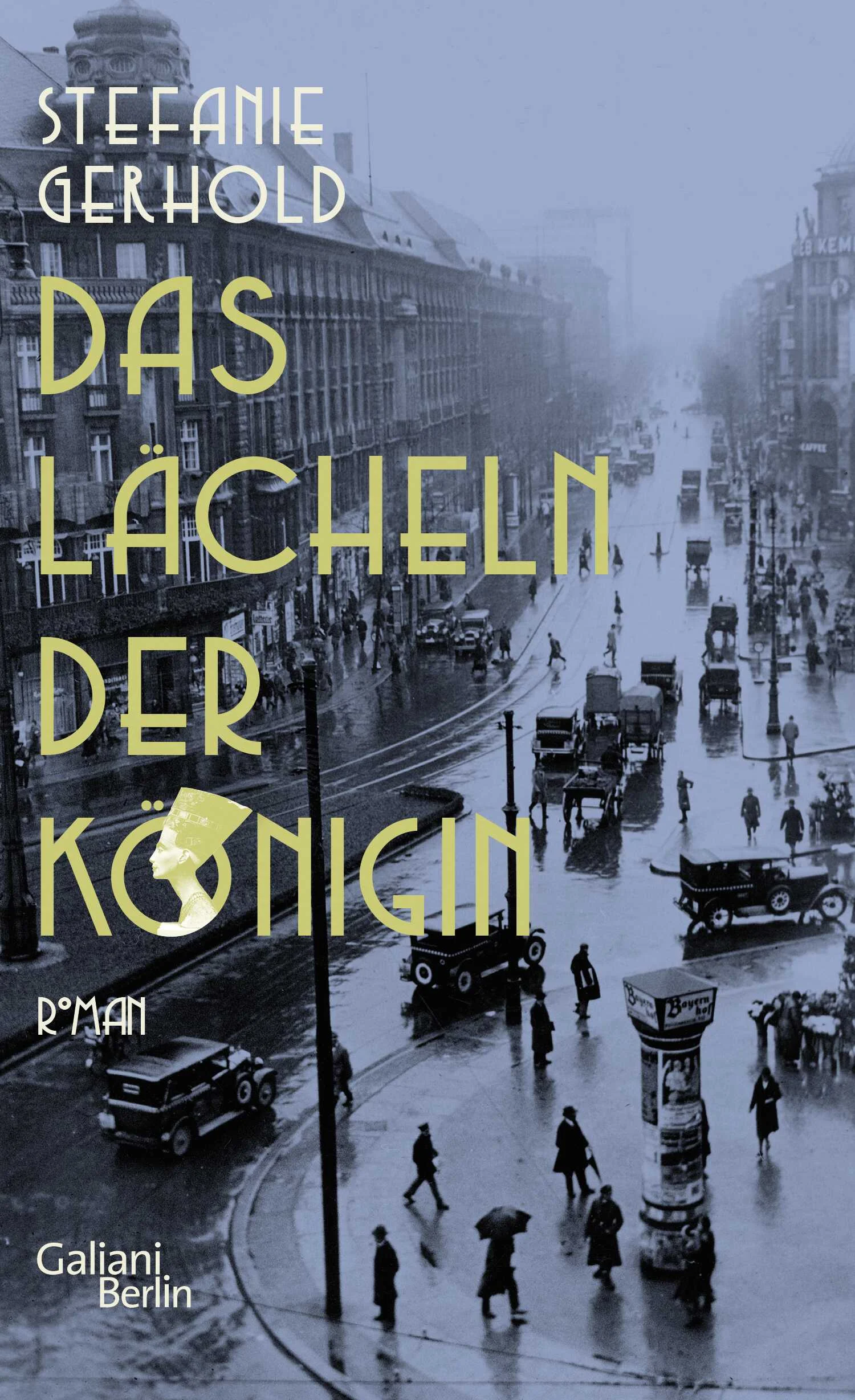 Ihre Schönheit ist zeitlos, ihre Entdeckung eine Sensation – die Büste der Nofretete. 1913 gelangt sie nach Berlin und wird für den Mäzen der Grabungen, James Simon, zum Triumph. Doch bald werden Rückgabeforderungen laut. Stefanie Gerhold erzählt vom kolonialen Grabungsrausch in Tell el-Amarna, jüdischem Bürgertum in Berlin und den flirrenden Hoffnungen der Zwanzigerjahre.Nach bangen Wochen des Wartens gelangt die Nofretete-Büste endlich in die Hauptstadt, auf den Schreibtisch von James Simon. Der jüdische Mäzen kann kaum glauben, dass der Fund Berlin zugesprochen wird. Simon, erfolgreicher Textilunternehmer, genießt hohes Ansehen in der Berliner Gesellschaft. Er gründet soziale Einrichtungen und stiftet den Berliner Museen unzählige Kunstschätze. Aber die Büste der Nofretete überstrahlt alles. Sogar Kaiser Wilhelm II. stattet James Simon einen Besuch in seiner Villa ab, um sie zu sehen.Doch der verlorene Erste Weltkrieg, aufkommender Nationalismus und die Krisen der Weimarer Republik setzen James Simon schwer zu. Als die Nofretete 1924 erstmals im Neuen Museum ausgestellt wird, bricht ein erbitterter Streit zwischen Ägypten, Frankreich und Deutschland aus. Wohin gehört sie wirklich? Und während Berlin seine neue Königin und mit ihr den Glanz einer bedeutenden Entdeckung feiert, verliert James Simon im Siegeszug nationalistischer und antisemitischer Propaganda zunehmend an Einfluss. 
