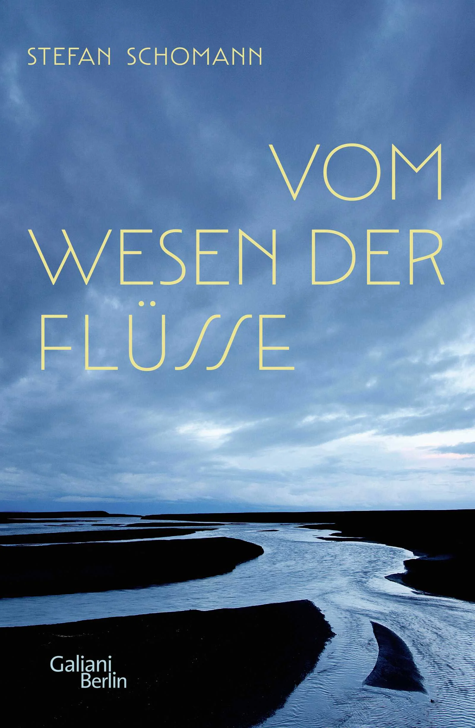Sie sind Lebensadern und Geheimnisträger, Grenzscheiden und Handelswege, Wasserreservoire und Kraftorte. Sie bringen Fruchtbarkeit wie Zerstörung, wecken namenloses Unbehagen wie zehrende Sehnsucht. Auch wenn die meisten Flüsse heute bekannt, schiff- oder paddelbar sind: Die Faszination für sie und ihre Geschichten ist ungebrochen.Stefan Schomann ist jahrelang auf und an Flüssen gereist, von mächtigen Strömen wie dem Amazonas bis zur beschaulichen Hase im Emsland. Er taucht in die Quelle der Sorgue, raftet im Himalaja, erkundet die Karsthöhlen, die die Reka gegraben hat, begleitet einen Seenotretter im südafrikanischen Pondoland und einen Vogelflüsterer am chinesischen Nu Jiang. Er frönt einigen der letzten Urlandschaften der Erde, durchstreift jedoch auch mythologische Gefilde und widmet sich den Flüssen des Paradieses ebenso wie denen des Totenreichs. Seine Erzählungen mäandern und strömen. Er sucht das Wesen des Wassers zu ergründen und sondiert weltweit Beispiele für einen zeitgemäßen Umgang mit Natur. Voller Neugier verweilt er bei den Menschen, die an den Ufern leben. Und so bekommt man größte Lust, es ihm gleichzutun und fortzureisen an den nächsten Fluss – oder in weite Ferne.