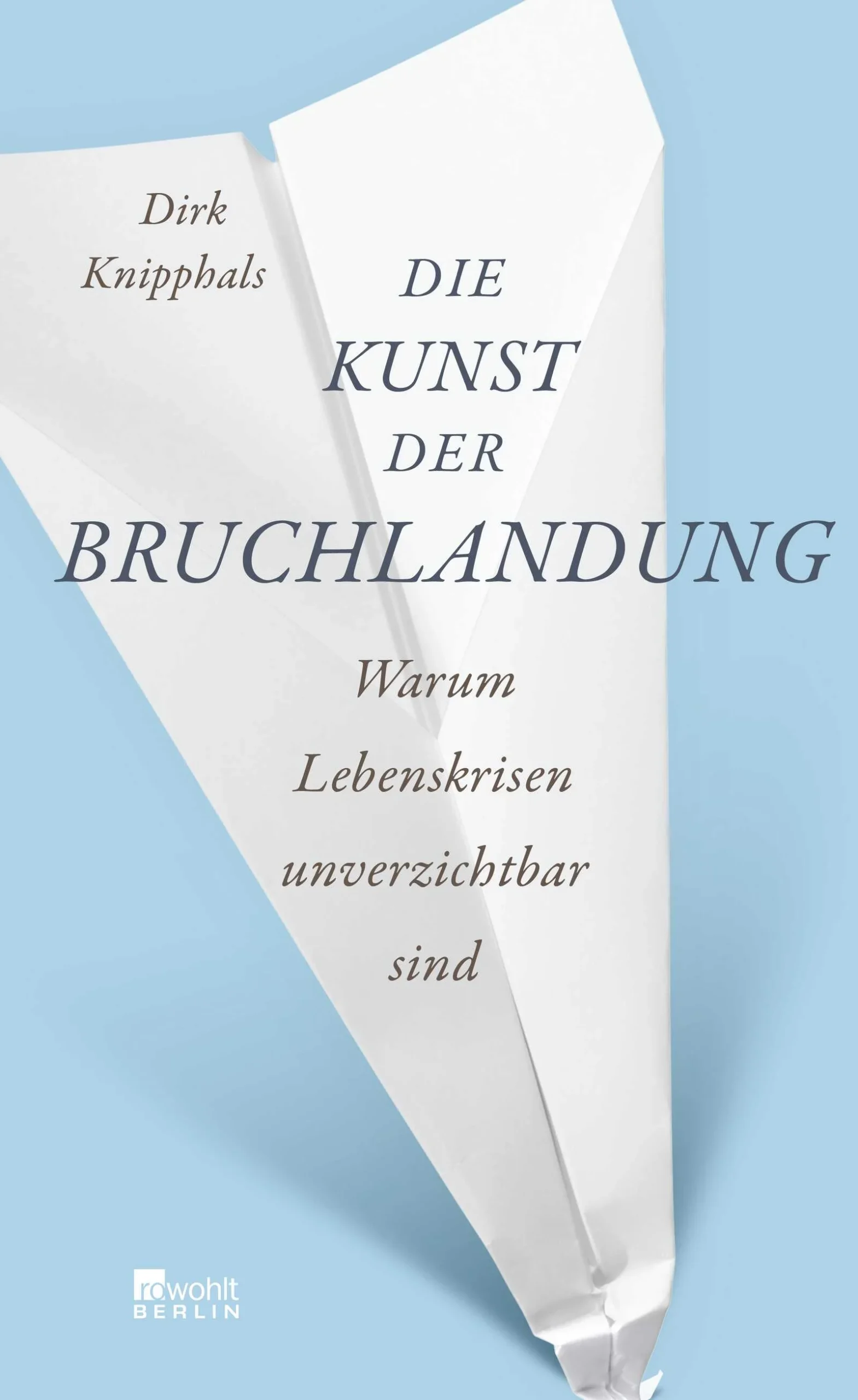 Lebenskrisen sind zum Normalfall geworden, in unserer Therapiegesellschaft leben wir sie regelrecht aus: mit Psychologen und Selbsthilfegruppen, Yogakursen und Anti-Burnout-Weekends. Gegenwärtig kann sich alles, von der Weltpolitik bis hin zum Familienurlaub, sofort zur Krise auswachsen – sie gilt als Zeichen unserer Zeit. Doch wie kam es dazu? Was sind Lebenskrisen eigentlich, und was bedeuten sie für uns? Dirk Knipphals erzählt, wie der „normale Ausnahmezustand“ ein Teil unseres Alltags wurde. Er erklärt, warum sein Großvater Lebenskrisen im heutigen Sinn noch nicht kannte, und er beschreibt, wie die Krise in der Nachkriegszeit in die Reihenhaussiedlungen der Vororte einzog. Vor allem aber führt er uns vor Augen, warum Krisen existenziell wichtig sind: In schwierigen Phasen bewähren wir uns, an ihnen wachsen wir, sie prägen unser Selbstverständnis und markieren Wendepunkte im Leben. Ob Pubertät oder Trennungsschmerz, Midlife-Crisis oder Pensionierungsblues – Dirk Knipphals nimmt Lebens-krisen mit Humor und scharfem Blick ins Visier und zeigt uns, warum ein Leben ohne sie weder wünschenswert noch angenehm wäre. Ein Stück unverzichtbare Aufklärung für alle, die begreifen wollen, warum wir kämpfen und was uns dabei antreibt.
