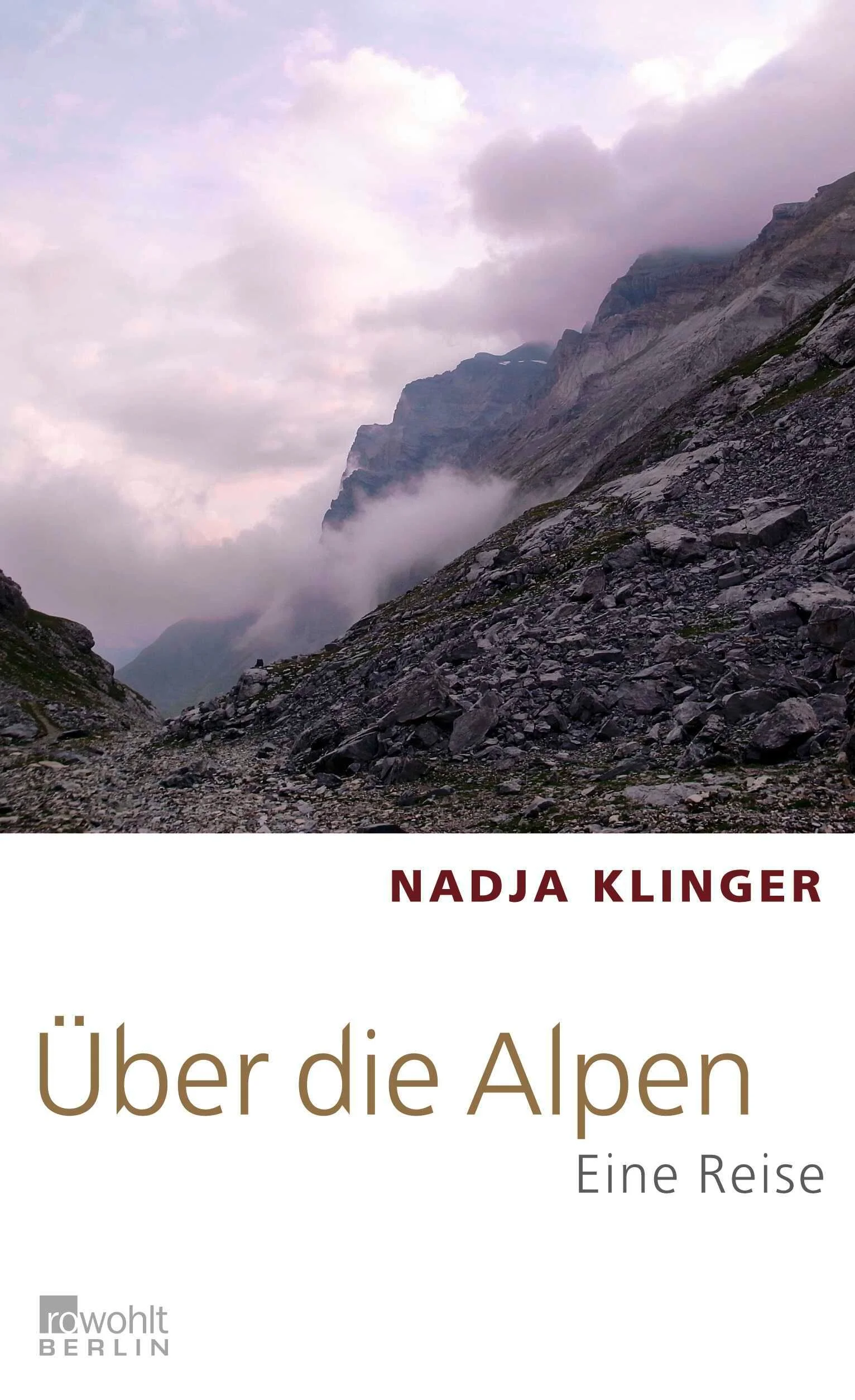 «Irgendwann in der Nacht stand ich unter freiem Himmel. Ich wollte alles Mögliche. Dass mir kalt wird und sich mein schauderhafter Lagerplatz zum willkommenen Unterschlupf wandelt. Dass die Zeit vergeht. Dass der Spuk vorbei ist und schlagartig der Morgen anbricht. Das Mondlicht leuchtete die Weite nicht aus. Die dunklen Berge rückten dicht an mich heran. Da waren Schatten, große und kleine, die sich rührten. Aber da waren keinerlei Geräusche. Die Luft bewegte sich, doch es ging kein Wind. Ich stand an der Öffnung des glazialen Trogtals, durch das wir nach Sonnenaufgang steigen würden, der finstere Ort hieß Juf, das da oben war der Himmel – und alles, was nicht Himmel war, lag tief unter mir.»Zu Fuß über die Alpen – das eindrucksvolle Porträt einer der letzten mythischen Großlandschaften Europas