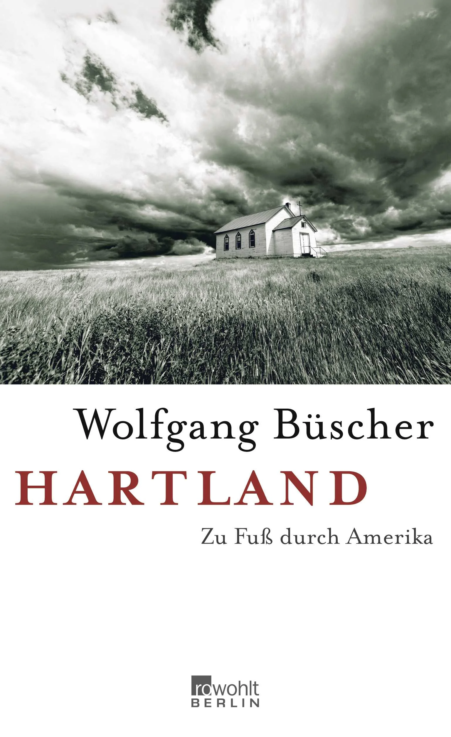 Zu Fuß in das Herz Amerikas, drei Monate lang, 3500 Kilometer von Nord nach Süd: Wolfgang Büscher hat das Abenteuer gewagt. Er läßt sich durch die schneebedeckte Prärie Norddakotas treiben, entdeckt den verlassenen Ort Hartland, der einst Heartland hieß, und freundet sich in den Great Plains mit einem rätselhaften indianischen Cowboy an. Dann folgt er der Route 77 vom Missouri bis zum Rio Grande. Bob Dylan nannte diese historische Straße einmal das eigentliche Herz Amerikas, ihr entlang lasse sich der Geist des Landes einfangen. In Kansas muss Büscher mit gespreizten Armen und Beinen am Wagen des Sheriffs stehen, auf offener Landstraße, er schläft in gespenstischen Motels und viktorianischen Herrenhäusern und flieht aus einem Nachtasyl. Dann Texas. Ranches, groß wie kleine Staaten, die Hitze des Südens. Bei Waco, wo einst die bewaffnete Davidianer-Sekte wochenlang vom FBI belagert wurde, trifft er den heutigen Sektenchef – der Wahn lebt. Büscher läßt sich weitertreiben, immer weiter nach Süden, durch die Desierto de los Muertos, bis er schließlich über den Rio Bravo nach Mexiko verschwindet ...Ein einzigartiges Reiseabenteuer – geschrieben von einem Autor, dessen Bücher, so der «Spiegel», «zum Besten gehören, was in den letzten Jahren in deutscher Sprache erschienen ist».