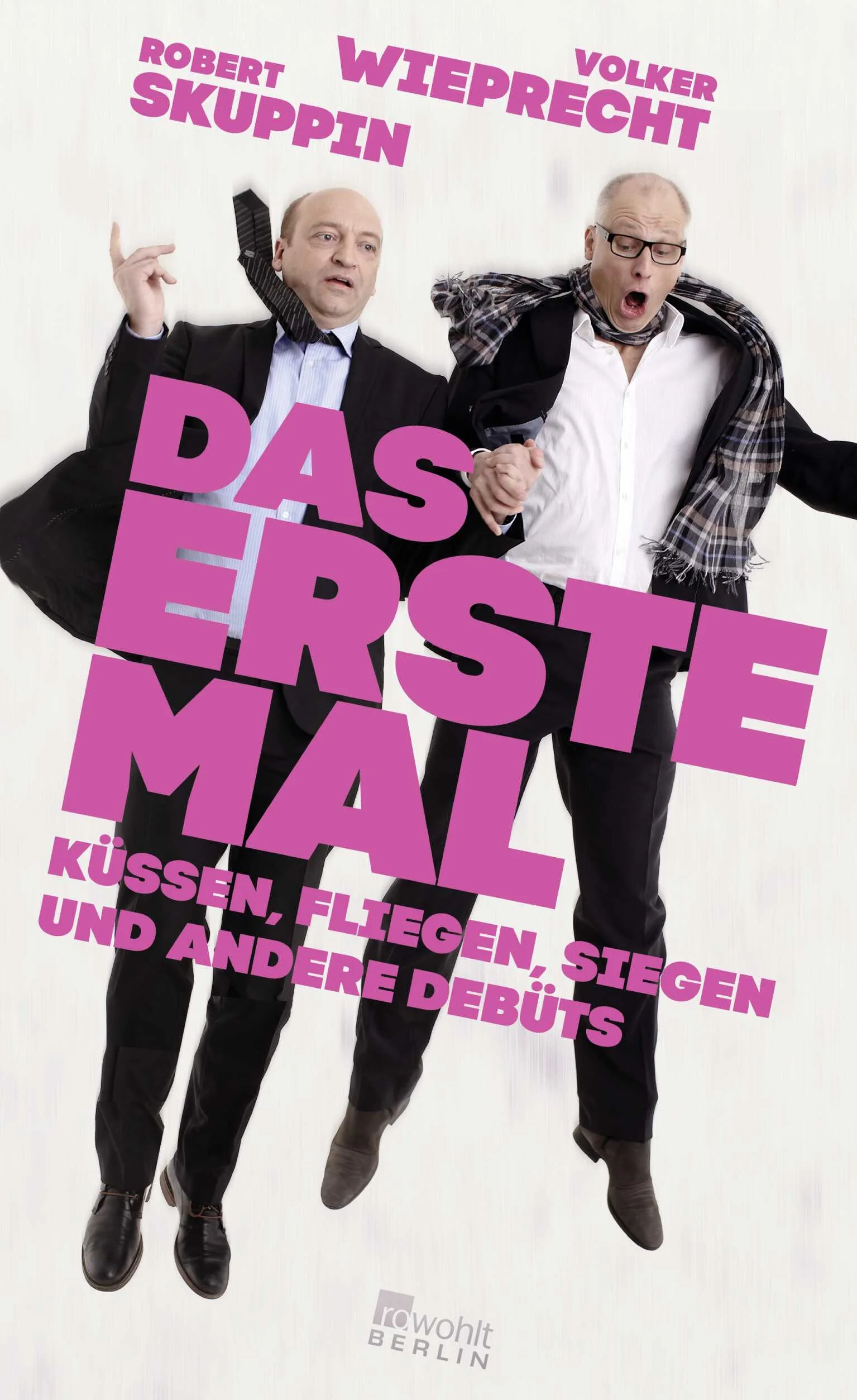 Der erste Kuss, das erste Mal blau, die erste Demo, das erste Mal Vater oder Mutter werden – erste Male stehen wie Fähnchen auf der Landkarte unseres Lebens und stecken das Gelände ab. Sie belegen unseren Mut (der erste Fallschirmsprung), unsere Ausdauer (der erste Marathon), unsere Teilnahme am Getümmel der Geschlechter (der erste Sex) oder auch unsere Dummheit (das erste Mal in Lebensgefahr). Ob unsere ersten Male schön waren oder grausam, erhebend oder peinlich – wir werden sie unser Leben lang nicht vergessen. Weil sie uns geprägt haben, weil wir die Summe dieser ersten Male sind, weil wir trotz unserer mühsam erlangten Weisheit doch auch ewige Anfänger bleiben. Volker Wieprecht und Robert Skuppin berichten in ihrem neuen Buch über ihre mal sehr ausgefallenen, mal nur zu gut nachvollziehbaren, stets aber hochkomischen ersten Male und bekommen dabei auf unterhaltsame und einsichtige Weise dieses Ding zu fassen, das wir «Leben» nennen. Wir lachen und leiden mit und erinnern uns selbst an das ein oder andere vergessen geglaubte erste Mal – eine garantiert kurzweilige Lektüre und eine ungewöhnliche Selbstbegegnung!