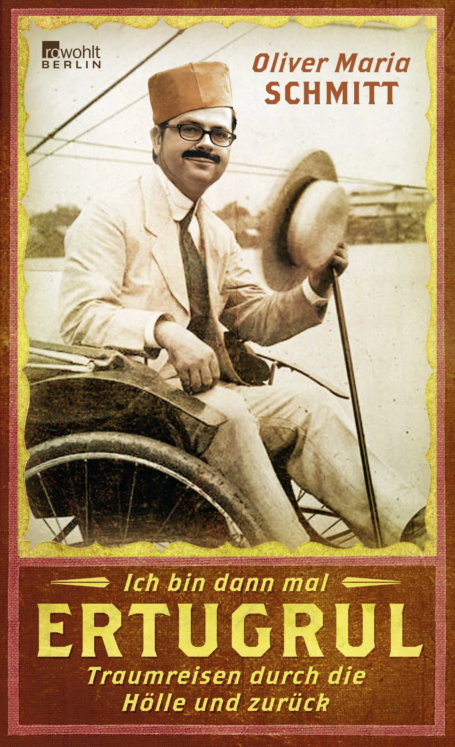 Pauschalreisen war gestern: Oliver Maria Schmitt erlebt die letzten echten Abenteuer.In Zeiten von geführten Pauschal-Erlebnisreisen in die fernsten Winkel der Erde wagt Oliver Maria Schmitt die letzten echten Abenteuer: Er überlebt Wüstenstürme, Wasserhosen und Weinverkostungen ohne Rückschüttgefäß, reist auf Borats Spuren durch Kasachstan und mit der eigenen Mama nach Malle, sucht in Nicaragua nach Flüssiggold und in Nepal das Lächeln einer schulpflichtigen Gottheit, übernachtet in Rom im Sterbezimmer Tony Sopranos, verliert in Key West den Ernest-Hemingway-Ähnlichkeitswettbewerb und forscht in Ho-Chi-Minh-Stadt nach einem verschwundenen van Gogh. In Finnland tanzt er mit trinkfreudigen, aber kontaktscheuen Rockern «Lufttango» (mit imaginierter Partnerin), einem Winzer in Bordeaux will er beibringen, wie man «Kalte Muschi» mischt (Hälfte Rotwein, Hälfte Cola), und in den Stromschnellen des Sambesi muss er um sein Leben paddeln ...Furchtlos, mit vollem Körpereinsatz und ohne Rücksicht auf Verluste sucht Oliver Maria Schmitt Grenzerfahrungen, in der fernsten Fremde wie im heimischen ICE – und erzählt von den aberwitzigsten, verschrobensten und denkwürdigsten Reiseabenteuern, die man heute noch erleben kann.