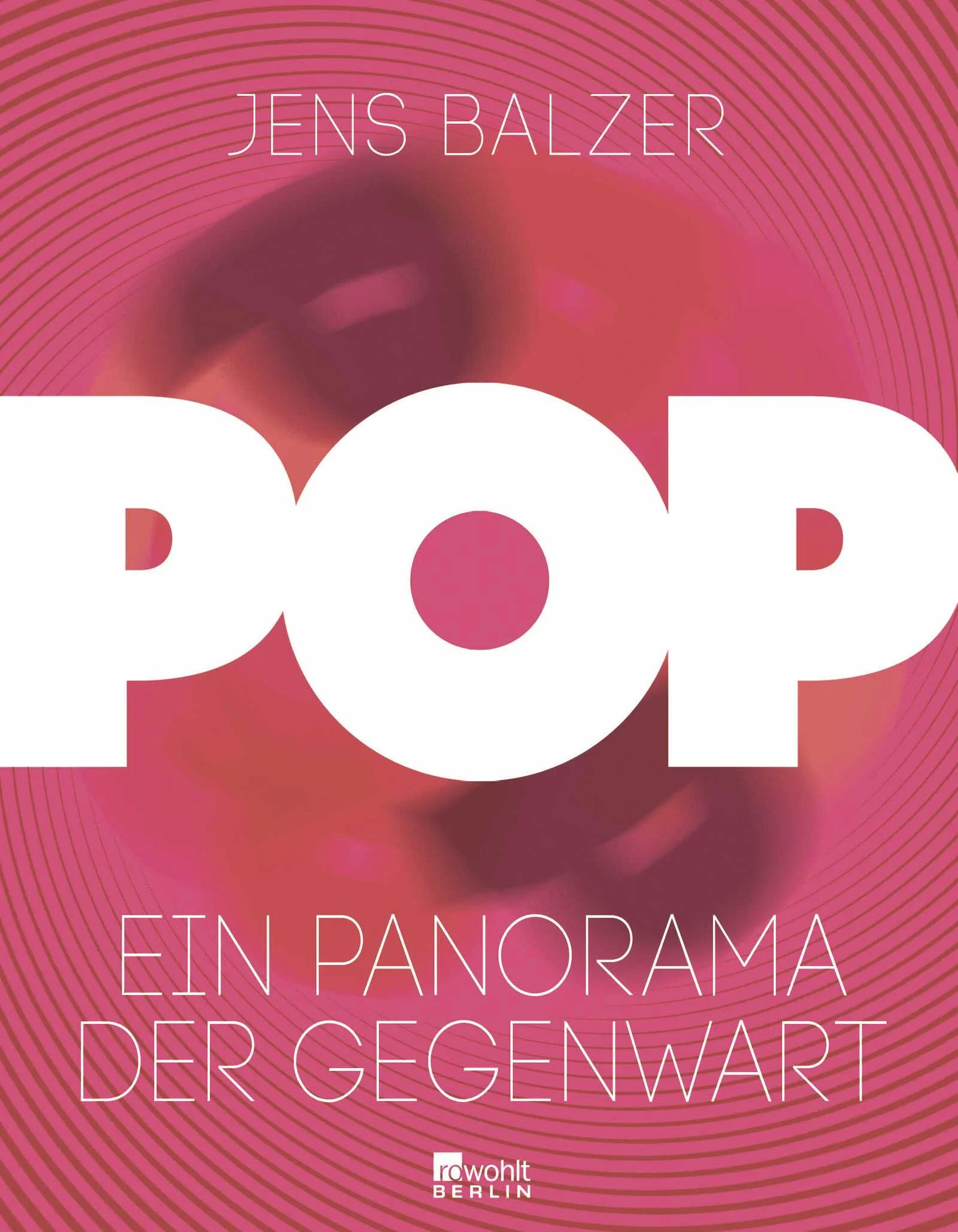 Von Helene Fischer bis zu Sunn O))), von den Waldschraten des Neo-Folk bis zum queeren Pop von Antony, vom Männlichkeitskult des Hip-Hop bis zum Minimal-Technorausch im Berliner Berghain: Popmusik ist die wichtigste Kunstform der Gegenwart, keine andere reagiert so direkt und schnell auf die Verfassung unserer Zeit. Jens Balzer liefert eine Gegenwartsdiagnose des Pop: einer Musik, die das rasende Tempo der digitalisierten Kultur spiegelt, das Glück und die Qual endloser Möglichkeiten, die Sehnsucht nach Ruhe ebenso wie den Wunsch, dem Leben erst richtig Fahrt zu geben. Jeder Künstler erschafft sich seine eigene Welt zwischen Sound und Performance, sanften Klängen und schrillem Trash, Minimalismus und Größenwahn. Doch wie finden wir uns in dieser Vielfalt künstlerischer Welten zurecht? Was unterscheidet guten von schlechtem Pop? Und was verrät er uns über die Zeit, in der wir leben? Der renommierte Popkritiker Jens Balzer ist stets ganz nah dran, ob als Konzertbesucher, tanzend im Club oder in der Begegnung mit Künstlern und Bands. In diesem Buch skizziert er Strömungen, Charaktere, Trends und Konstellationen der letzten zehn Jahre und lässt so ein energiegeladenes Panorama des aktuellen Pop entstehen – der so viel mehr ist als nur Musik.