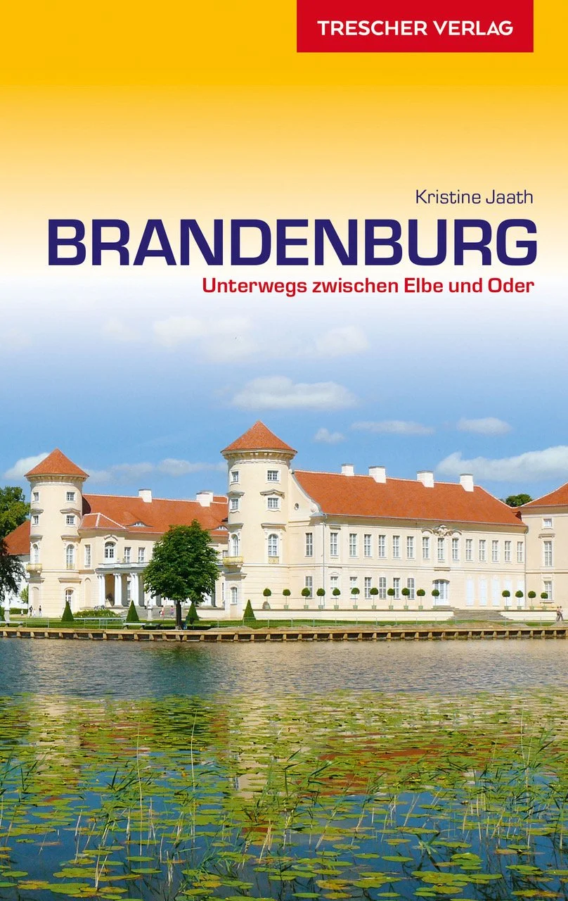 - Alle Regionen und Ausflugsziele in Brandenburg - Viele Tipps für Aktivurlauber: Wandern, Radfahren, Wassersport - Geschichte, Sehenswürdigkeiten, Museen, Parks und Schlösser, Industriekultur - Fundierte Hintergrundinformationen, interessante Exkurse - Ausführliche reisepraktische Hinweise: Anreise, Übernachtung, Gastronomie Brandenburg beeindruckt Reisende vor allem mit seinen Naturschätzen: den Flüssen und über 3000 Seen, den Biosphärenreservaten und so einzigartigen Landschaften wie dem Spreewald oder der Uckermark. Gleichzeitig finden sich in allen Regionen zahlreiche Klöster und Herrenhäuser, malerische Dörfer und Kleinstädte. Zudem ist die touristische Infrastruktur inzwischen vorzüglich. Dieser Reiseführer stellt alle Sehenswürdigkeiten in allen Regionen des Landes vor, die Touristenmagnete wie Schloss Sanssouci oder Rheinsberg ebenso wie die unbekannten Orte im Lausitzer Seenland. Er gibt eine fundierte Einführung in Geschichte und Gegenwart des Landes und bietet viele Tipps zu Einkehr- und Unterkunftsmöglichkeiten, Kultureinrichtungen, Festen sowie Angeboten zur sportlichen Betätigung. >>> Weitere Reiseführer zu touristisch interessanten Regionen in Deutschland finden Sie auf der Website des Trescher Verlags.