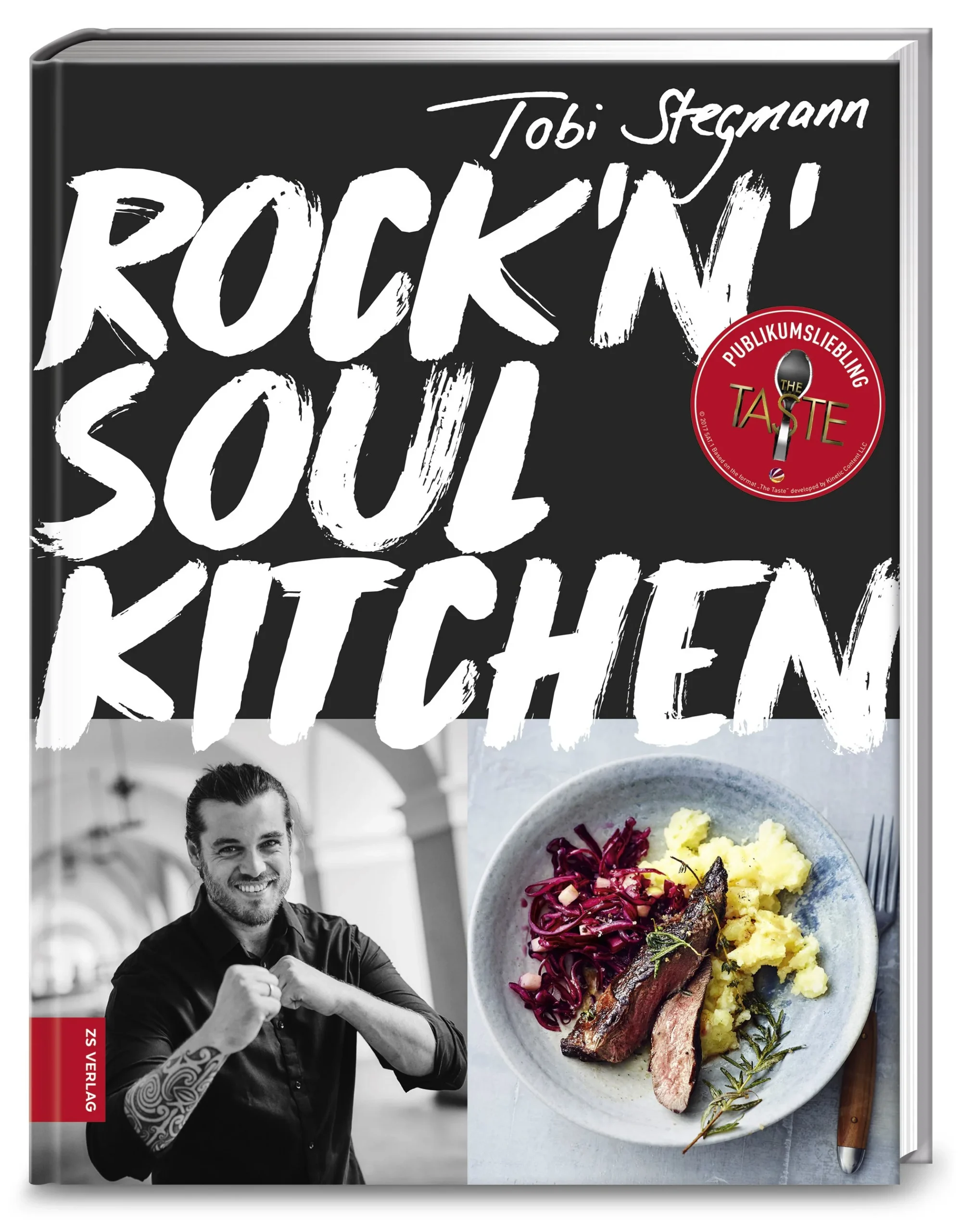 In Tobi Stegmanns Küche heißt es: Schnitzel klopfen zu wilder Rockmusik, Schokobrownies anrichten zu emotionalen Balladen. Sein Rezept: kochen mit Musik – und mit Liebe zum Produkt und zur Region. Sein erstes Kochbuch wartet dann auch mit virtuosen Kompositionen auf: Saisonale 3-Gänge-Klassiker in je zwei Varianten, einmal in einer „Tobi-Freestyle-Version“, einmal in der „on stage-Variante“. Da wird dann z.B. der Klassiker „Sauerbraten mit Spätzle und Speck-Rosenkohl“ einmal zu „Filetspitzen in Zwiebel-Speck-Sauce mit Bandnudeln und gebratenem Rosenkohl“ (Freestyle, also Alltagsversion) und einmal zu „Flanksteak mit Balsamicojus, Pasta carbonara und Rosenkohllaub“ (on stage, also Angeber-Variante). Je nach Können des Gastgebers und beabsichtigter Wirkung. Was bei all dem Genuss und der Raffinesse nicht auf der Strecke bleibt: Der Spaß am Kochen, der Umgang mit guten Produkten und das Mitsingen zum Lieblingssong. Und so wird Tobi Stegmann, der Liebling der Herzen bei der „The Taste“-Staffel 2015, auch der Liebling in der Küche.