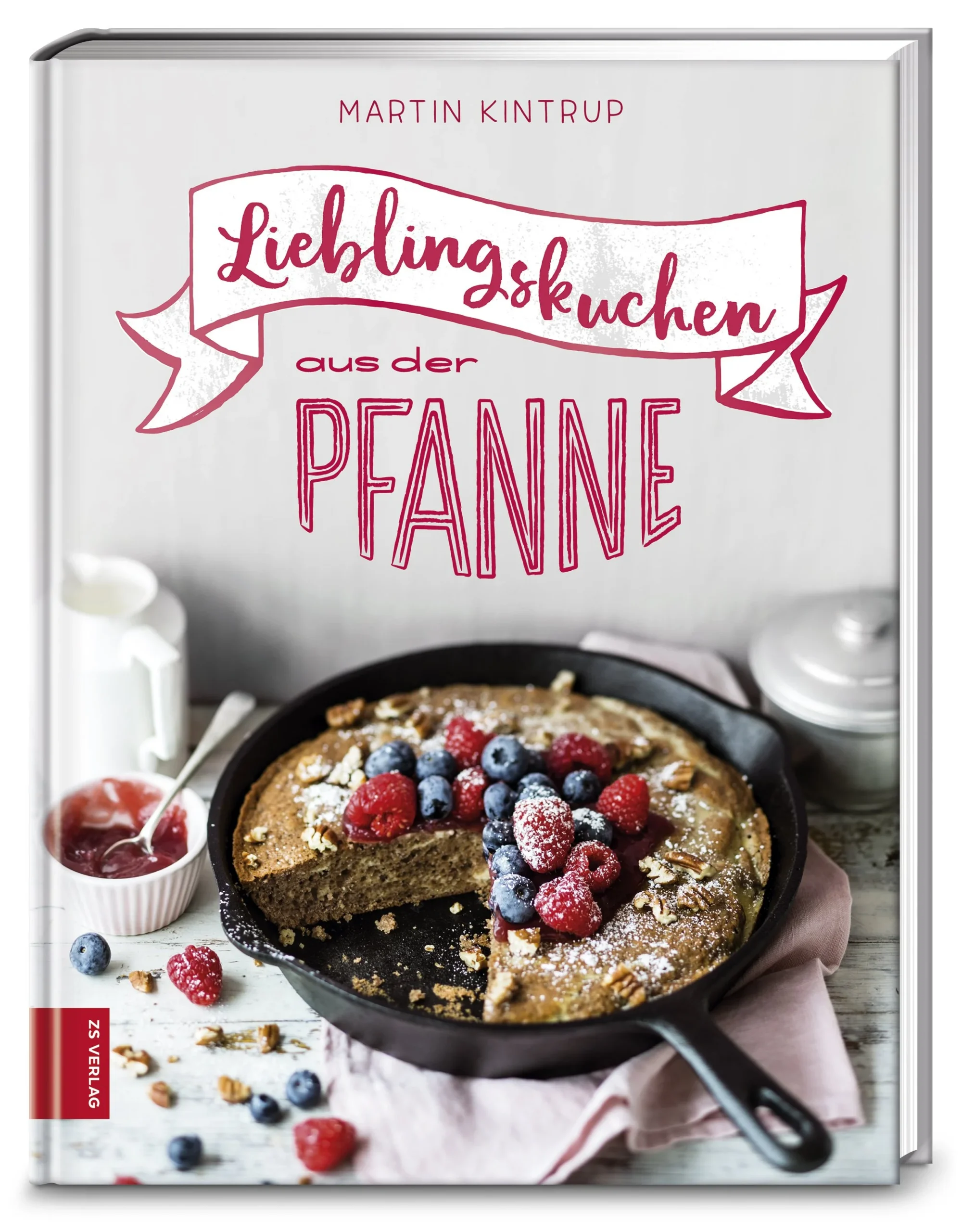 Backen ohne Ofen – geht nicht? Geht doch! Die fantastische Alternative lautet: Kuchen aus der Pfanne. Köstliches mit Quark, fruchtige Tartes und Crumbles, Pfannkuchen und Schmarren in allen Variationen, feiner Schokoladenkuchen... Der süße Trend schlechthin! Da kommt Martin Kintrups neues Backbuch gerade recht, das vermutlich die Backszene revolutionieren wird. Seine Rezepte für die innovativen Pan-Cakes sind so abwechslungsreich und kreativ, dass die Pfanne zum heißen Dauerbrenner wird.