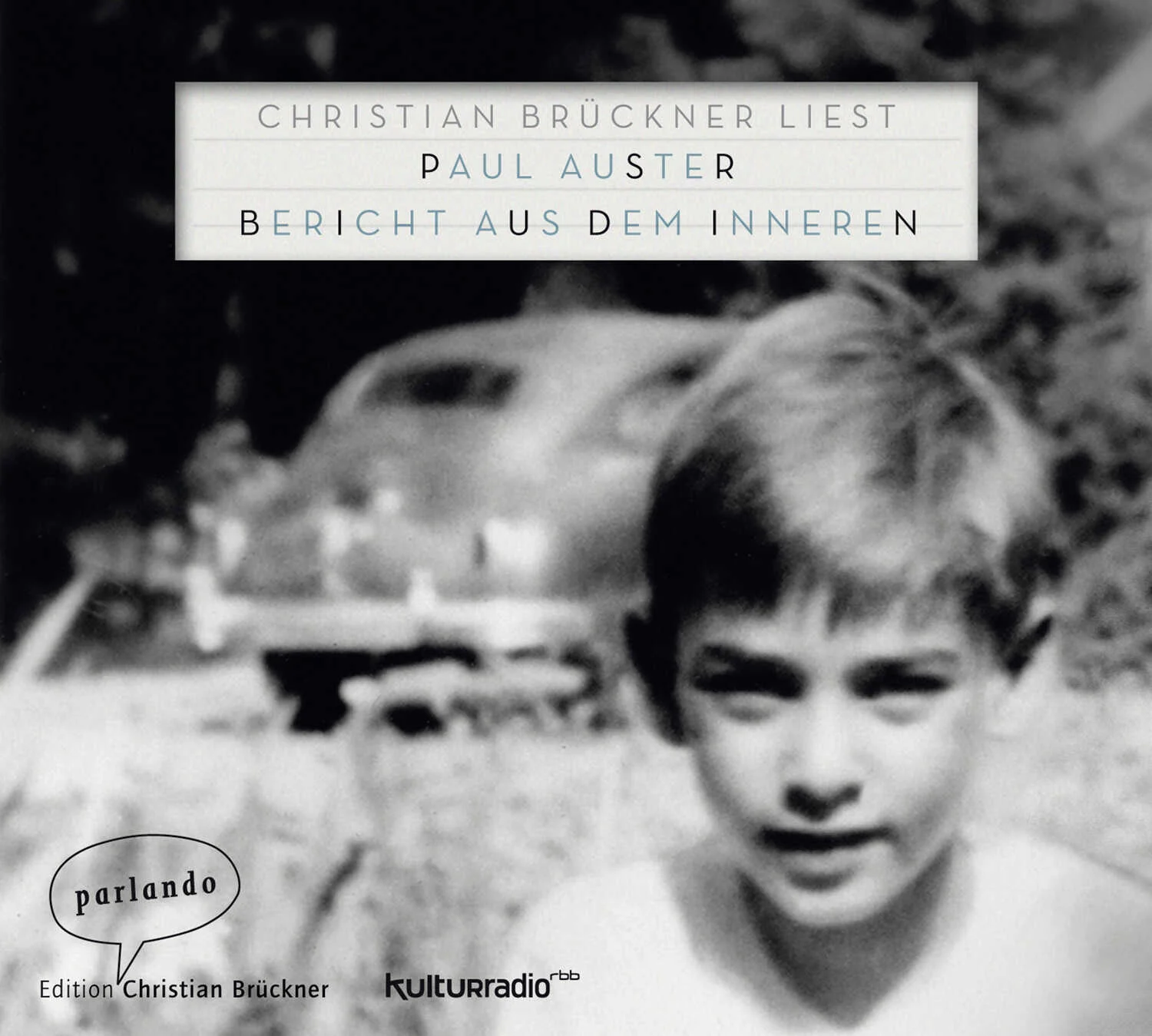 Paul Auster führt uns in seine frühe Kindheit, in eine Zeit, in der die Uhren noch Gesichter, die Stifte noch Flugzeuge, die Äste von Bäumen noch Arme sein konnten, und auch der Mann im Mond noch ein echter Mann war. Auster beschreibt diese phantastische Welt vor der Entdeckung des eigenen Ichs mit Wärme und Zärtlichkeit.Doch dann kommen die wichtigen Fragen: Wann wird einem Menschen seine Lebenssituation bewusst? Wann begreift sich der kleine Junge aus New Jersey als Amerikaner? Wann als amerikanischer Jude? Auster erzählt poetisch die Geschichte seiner Bewusstwerdung: »Die Welt ist in meinem Kopf. Mein Körper ist in der Welt« …