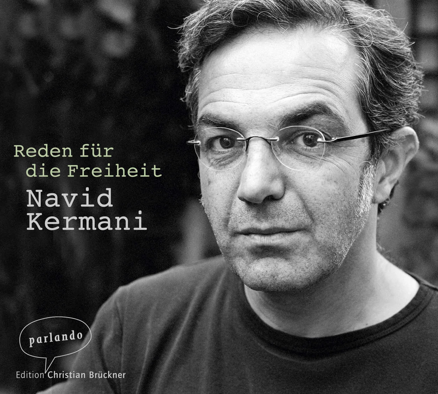 Navid Kermani wurde für seine Arbeit und sein Engagement 2015 mit dem Friedenspreis des Deutschen Buchhandels ausgezeichnet. In der Begründung der Jury heißt es: »Der deutsche Schriftsteller, Orientalist und Essayist ist eine der wichtigsten Stimmen in unserer Gesellschaft, die sich mehr denn je den Erfahrungswelten von Menschen unterschiedlichster nationaler und religiöser Herkunft stellen muss, um ein friedliches, an den Menschenrechten orientiertes Zusammenleben zu ermöglichen.«Das Hörbuch beinhaltet drei zentrale Reden, die Navid Kermani in den letzten zwei Jahren zu offiziellen Ereignissen gehalten hat:Rede zum 65. Jahrestag der Verkündung des Grundgesetzes am 23. Mai 2014 im Deutschen BundestagRede bei der Trauerkundgebung für die Opfer der Pariser Anschläge auf dem Kölner Appellhofplatz am 14. Januar 2015Dankesrede zur Verleihung des Friedenspreises des Deutschen Buchhandels am 18. Oktober 2015 in der Frankfurter Paulskirche Auszüge aus den Reden:»Darf ein Friedenspreisträger zum Krieg aufrufen? Ich rufe nicht zum Krieg auf. Ich weise lediglich darauf hin, dass es einen Krieg gibt – und dass auch wir, als seine nächsten Nachbarn, uns dazu verhalten müssen, womöglich militärisch, ja, aber vor allem sehr viel entschlossener als bisher diplomatisch und ebenso zivilgesellschaftlich. Denn dieser Krieg kann nicht mehr allein in Syrien und im Irak beendet werden. Er kann nur von den Mächten beendet werden, die hinter den befeindeten Armeen und Milizen stehen, Iran, die Türkei, die Golfstaaten, Russland und auch der Westen. Und erst wenn unsere Gesellschaften den Irrsinn nicht länger akzeptieren, werden sich auch die Regierungen bewegen. Wahrscheinlich werden wir Fehler machen, was immer wir jetzt noch tun. Aber den größten Fehler begehen wir, wenn wir weiterhin nichts oder so wenig gegen den Massenmord vor unserer europäischen Haustür tun, den des »Islamischen Staates« und den des Assad-Regimes.« (Aus der Dankesrede zur Verleihung des Friedenspreises des Deutschen Buchhandels am 18. Oktober 2015 in der Frankfurter Paulskirche)»Ich neige vor Bildschirmen nicht zur Sentimentalität, und doch ging es mir wie so vielen, als zu seinem 100. Geburtstag die Aufnahmen eines deutschen Kanzlers wiederholt wurden, der vor dem Ehrenmal im ehemaligen Warschauer Getto zurücktritt, einen Augenblick zögert und dann völlig überraschend auf die Knie fällt. Ich kann das bis heute nicht sehen, ohne dass mir Tränen in die Augen schießen. Und das Seltsame ist: Es sind neben allem anderen, neben der Rührung, der Erinnerung an die Verbrechen, dem jedes Mal neuen Staunen, es sind auch Tränen des Stolzes, des sehr leisen und doch bestimmten Stolzes auf eine solche Bundesrepublik Deutschland. Sie ist das Deutschland, das ich liebe, nicht das großsprecherische, nicht das kraftmeiernde, nicht das StolzeinDeutscherzuseinDeutschland oder das EuropasprichtendlichDeutschDeutschland, vielmehr eine Nation, die über ihre Geschichte verzweifelt, die bis hin zur Selbstanklage mit sich ringt und hadert, zugleich am eigenen Versagen gereift ist, die nie mehr den Prunk benötigt, ihre Verfassung bescheiden Grundgesetz nennt und dem Fremden lieber eine Spur zu freundlich, zu arglos begegnet, als jemals wieder der Fremdenfeindlichkeit, der Überheblichkeit zu verfallen.« (Aus der Rede zum 65. Jahrestag der Verkündung des Grundgesetzes am 23. Mai 2014 im Deutschen Bundestag)»Die Terroristen wollen einen Keil zwischen uns treiben, sie wollen uns in eine Entscheidung zwingen, ob wir Europäer oder Araber sind, Westler oder Orientalen, Gläubige oder Ungläubige. Nach dem 11. September 2001 war ihnen das fast schon gelungen, als der Terror mit Kriegen beantwortet wurde, mit Folter, mit der Aushöhlung des Rechtsstaats. Die unweigerliche Folge waren noch mehr Gewalt und Gegengewalt, noch mehr Feindbilder und noch mehr Hass, noch mehr Anschläge und zehntausende und hunderttausende weitere Tote. Heute muss die Antwort auf den Terror eine andere, eine im besten Sinne aufklärerische sein: Nicht weniger, sondern mehr Freiheit! Nicht Ausgrenzung, sondern gerade jetzt Gleichheit! Und vor allem: Nicht Feindschaft, sondern Brüderlichkeit!« (Aus der Rede bei der Trauerkundgebung für die Opfer der Pariser Anschläge auf dem Kölner Appellhofplatz am 14. Januar 2015)