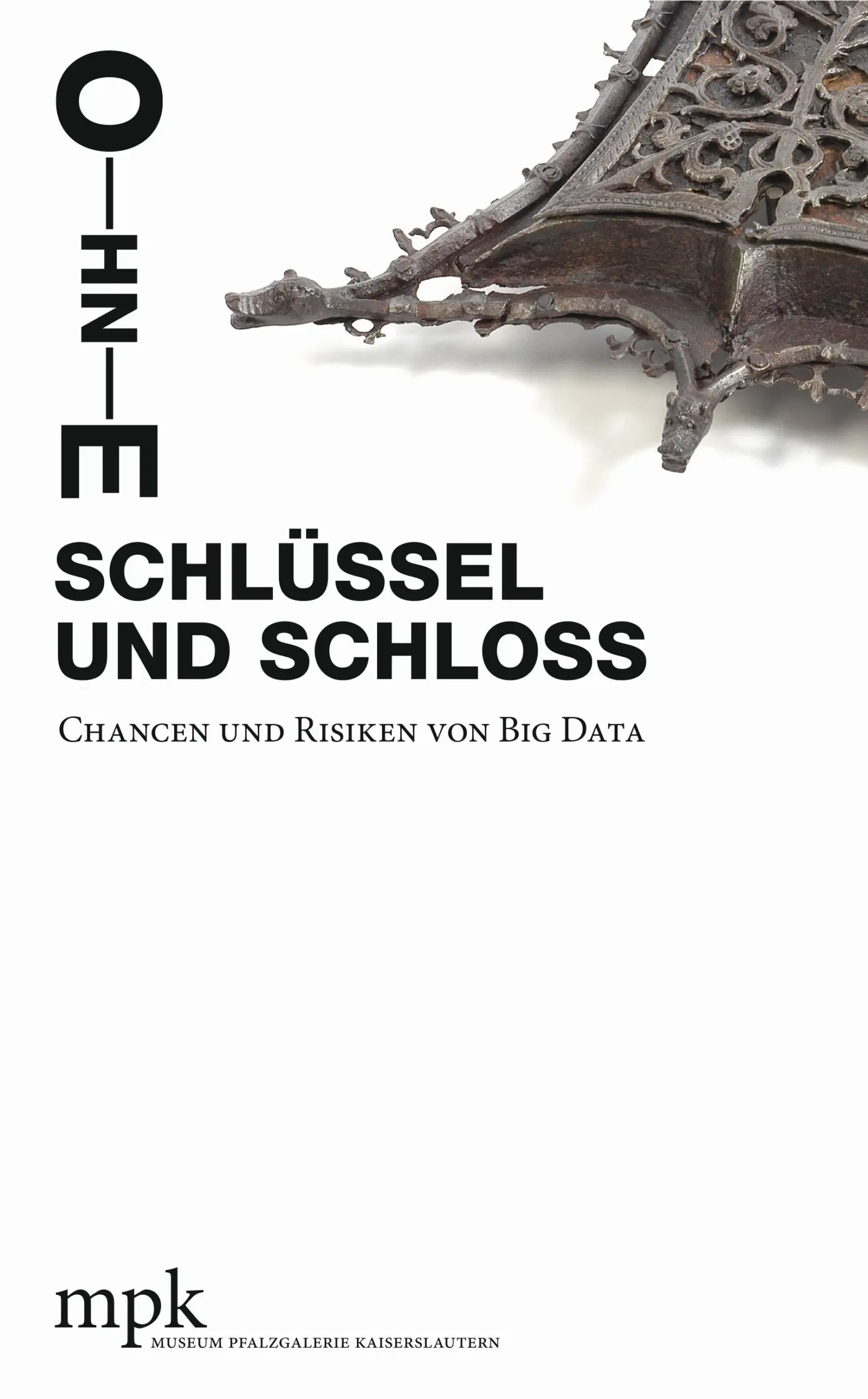 Vor jeder Haustür merken wir, dass wir Grenzen ziehen. Wir schließen auf und schließen ab. Noch in jüngster Vergangenheit war eindeutig, was zur „Verschlusssache“ zählte. Ganz anders stellt sich diese Frage im IT-Zeitalter. Anlass für Ausstellung und Publikation war die Überlegung, wie wir „Ohne Schlüssel und Schloss“ unsere Daten und damit private Bereiche offenlegen oder verschließen können. Ausgehend von der kunsthandwerklichen Sammlung des mpk wird deutlich, wie in früheren Jahrhunderten über mechanisch und symbolisch aufwendig gestaltete alte Schlösser und historische Reliquienbehältnisse Distanzen austariert wurden. Sie sind ein sichtbares Vehikel für eine bewusste Wahrnehmung, wann und in welchen Fällen unterschieden wurde und wird: räumlich von Innen und Außen, gesellschaftlich von zugehörig und ausgegrenzt, strategisch von Wissen und Unwissenheit und persönlich von öffentlich und privat. Das gilt so für Big Data in keiner Weise mehr, denn beim Digitalen werden Serviceleistungen mit Datenerhebungen verbunden, deren weiteren Einsatzbereiche wir weder unmittelbar verstehen noch überblicken können. Historische, technologische und philosophische Überlegungen bieten wichtige Beträge für die aktuelle Debatte und Einschätzung der Risiken und Chancen von Big Data.