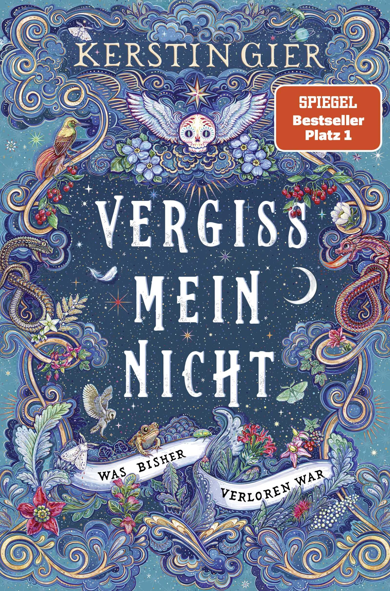 Der Saum ruft: Der zweite Band der Vergissmeinnicht-Trilogie lädt zum Träumen ein. Mit Feen abzuhängen, durch Portale in eine Parallelwelt zu spazieren und Superkräfte zu besitzen, daran hat Quinn sich mittlerweile gewöhnt. Blöd nur, dass ihn jedes Geheimnis, das er aufdeckt, vor neue Rätsel stellt. Ohne Matilda und ihre ganz spezielle Art, den Dingen auf den Grund zu gehen, wäre er völlig aufgeschmissen. Dass er sie doch eigentlich vor den Gefahren des Saums beschützen wollte, hindert Matilda nicht daran, sich kopfüber ins Abenteuer zu stürzen. Denn die beiden müssen dringend ein paar Fragen klären: Steckt eine Geheimgesellschaft hinter dem Tod von Quinns Vater? Wie bändigt man eine Sphinx– und erst die intrigante neue Mitschülerin? Und kann man überhaupt verliebt sein, wenn man ständig in Lebensgefahr gerät?»Stell dir nur mal vor«, sagte Matilda begeistert. »Wir beide in einem Wal-Zeppelin!«Jetzt schien Quinn endlich zu kapieren. Seine Augen weiteten sich. »Nur über meine Leiche.«Noch mehr magische Lesestunden mit den Büchern von Kerstin Gier:WolkenschlossDie Vergissmeinnicht-Reihe:Band 1: Was man bei Licht nicht sehen kannBand 2: Was bisher verloren warBand 3: Was die Welt zusammenhältDie Silber-Reihe:Das erste Buch der TräumeDas zweite Buch der TräumeDas dritte Buch der Träume
