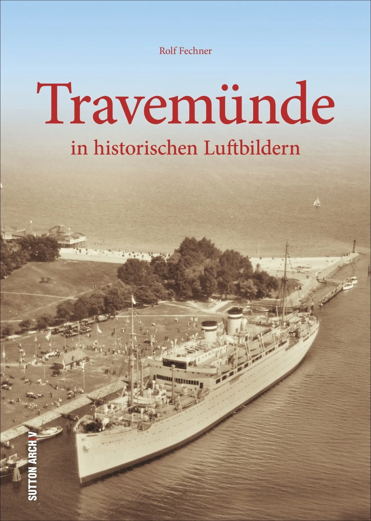 Der Travemünder Heimatforscher und Erfolgsautor Rolf Fechner präsentiert rund 130 bislang zumeist unveröffentlichte faszinierende Luftbilder aus privaten Sammlungen, die Travemünde zwischen 1900 und den 1960er-Jahren zeigen. Die spektakulären Aufnahmen dokumentieren anschaulich die zahlreichen Veränderungen im Ortsbild und wecken unzählige Erinnerungen an das alte Travemünde. Ein Buch zum Neu- und Wiedentdecken.