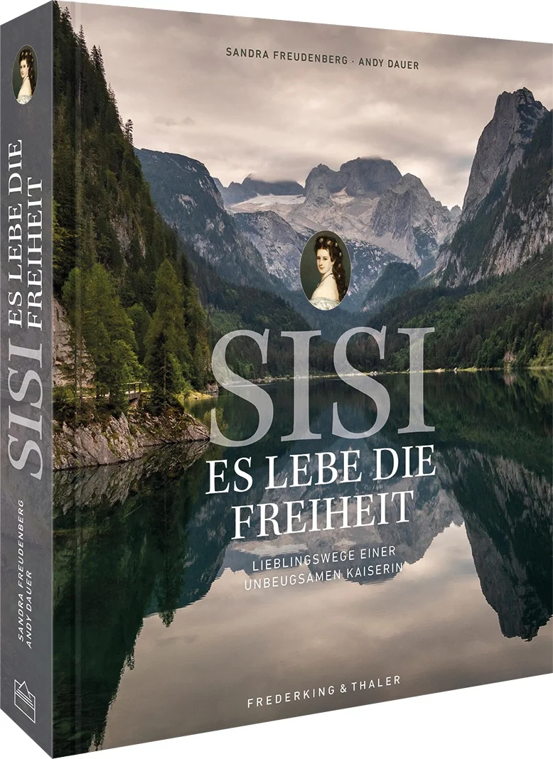Die schönsten Wanderungen auf den Spuren von Kaiserin ElisabethNaturliebhaber und Sisi-Fans aufgepasst: Entdecken Sie die schönsten Wanderungen auf den Spuren von Kaiserin Elisabeth! Unser neues Buch führt Sie zu den idyllischsten Orten, die Sisi einst besucht hat. Erleben Sie die majestätische Schönheit der Natur, lassen Sie sich von der Geschichte inspirieren underfahren Sie mehr über das Leben und die Leidenschaften von Kaiserin Elisabeth.Sie war eine Pazifistin, eine Freidenkerin, eine Frau, der es nicht genügte im Palast zu leben, sondern die sich in Bildung und Reisen, Wandern und der Zuwendung zur Natur ein Leben in Freiheit schuf. Die Autorin Sandra Freudenberg ergründet den Zugang, den Sisi zu den Bergen und der Freude an der Bewegung hatte. Andy Dauer greift mit seiner Fotografie meisterlich die große Erhabenheit der Landschaften auf. Ein Buch im Stil Alter Meister. Wanderungen auf den Spuren von Kaiserin Elisabeth: zwischen Meran und Genfer See Fundiertes Hintergrundwissen zu Person, Zeitgeschichte und Geografie Mystische Bergfotografie zu den Sisi-Schauplätzen aus erster Hand