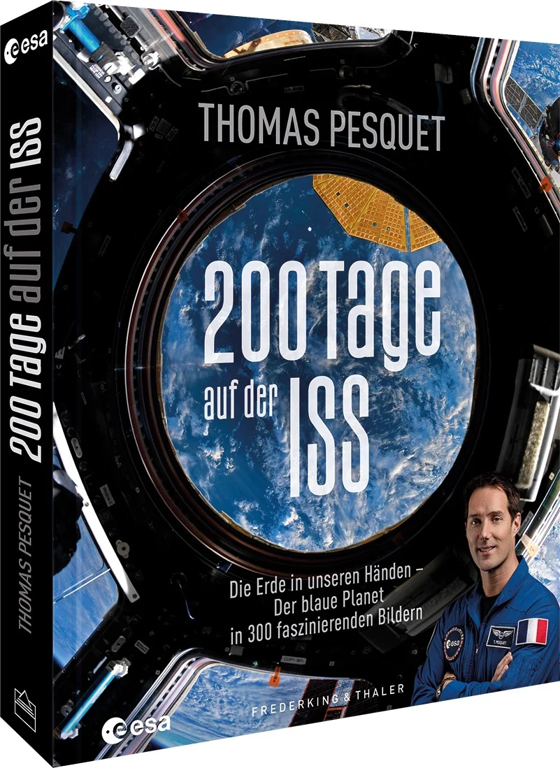 Sechs Monate war der Astronaut Thomas Pesquet als Teil der Alpha-Mission an Bord der Internationalen Raumstation ISS. Währenddessen entstanden 300 spektakuläre Aufnahmen in mehreren hundert Kilometern über der Erde. Fotos von Ozeanen, Flüssen und Städten, Wüsten, Wäldern und Bergen. Fotos, die die zerbrechliche Anmut unseres Planeten zeigen, und ein eindringlicher Appell für den Schutz unseres Planeten.