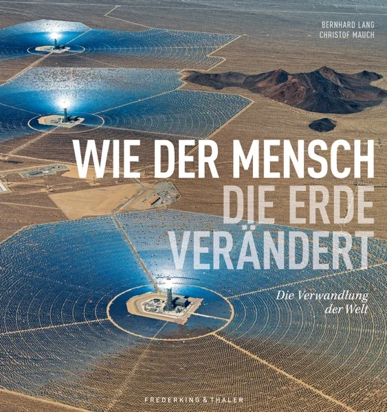 Die Welt von oben neu betrachtetWer sind wir? Wo kommen wir her? Was haben Menschen aus dem Planeten gemacht, dessen Biosphäre tausendmal älter ist als die menschliche Spezies? Was sind die Perspektiven der Menschheit? Wer die Erde von oben betrachtet, entdeckt sie neu und findet Antworten auf einige der großen Fragen zum Verhältnis von Mensch und Natur in Vergangenheit und Gegenwart, sowie Hinweise darauf, wie die Zukunft aussehen könnte. Christof Mauch erzählt Geschichten, die die Bilder von Bernhard Lang eindrucksvoll zum Leben erwecken. Opulenter Bildband: preisgekrönte Luftbildfotografie der Extraklasse von Bernhard Lang Spannende Textbeiträge von einem der führenden Umwelthistoriker Europas Faszinierende Großprojekte von oben: Wie der Mensch die Erde mehr und mehr nachhaltig gestaltet
