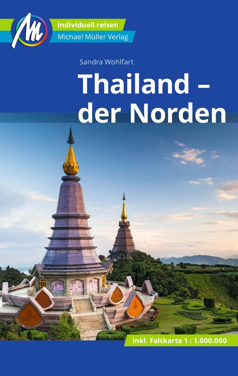Anders reisen und dabei das Besondere entdecken Mit den aktuellen Tipps aus den Michael-Müller-Reiseführern gestalten Sie Ihre Reise individuell, nachhaltig und sicher. Same, same – but different. Während der Süden Thailands insbesondere klassisches Strandvergnügen und High Life bietet, ist der Norden ein Paradies für Entdecker: Traumhafte Natur, einmalige Kultur(en), Bergvölker und verschiedene ethnische Gruppen laden zur Erkundung ein. Auf 408 Seiten mit 198 Farbfotos breitet Sandra Wohlfahrt ein buntes Panorama vor Ihnen aus. Erkunden Sie die Region zwischen Chiang Mai, Chiang Rai und Phitsanulok. Dank der 64 Karten und Pläne finden Sie sich so gut zurecht, wie die Einheimischen. Praktisches Extra: eine herausnehmbare Faltkarte im Maßstab 1:1.000.000. Ökologisch, regional und nachhaltig wirtschaftende Betriebe sind kenntlich gemacht. Alles wurde für Sie vor Ort recherchiert und ausprobiert. Zahlreiche eingestreute Kurz-Essays und Anekdoten vermitteln interessante Hintergrundinformationen und machen Ihnen Land und Leute leichter zugänglich. Die Geheimtipps von Sandra Wohlfahrt erschließen Ihnen die Must-Sees ebenso, wie die versteckten Perlen des Landes. Erprobte Tipps und nützliche reisepraktische Ratschläge runden den Thailand-Reiseführer ab. Subjektiv, persönlich und wertend – die MM-Bücher mit ihren detaillierten Beschreibungen, ihren Hintergrundgeschichten und Service-Infos sind, was sie schon immer waren: mehr als »nur« Reiseführer. Zahlreiche Features machen die Reiseführer übersichtlich und ermöglichen schnelle Orientierung dank Überblicksseiten zu den einzelnen Regionen der Destination samt deren Besonderheiten. Weitere hilfreiche Informationen bietet ein umfangreiches extra Kapitel »Nachlesen und Nachschlagen« zu Geschichte und Geografie, Klima und Wetter, Übernachten, Essen und Trinken, reisepraktischen Tipps von A-Z und mehr. Der Norden Thailands im Überblick Die Provinzhauptstadt Chiang Mai fasziniert durch die Mischung von Geschichte und Moderne: Tempel, Kunstgalerien, bunte Märkte, exotische Küche sowie einmalige Lanna-Architektur. Von hier geht es nach Doi Saket und weiter in den Nordosten. Der »hohe Norden« lockt mit einem vielseitigen Mix aus Natur und Kultur, ländlichem und urbanem Leben zwischen Chiang Rai und Phayao. In der einmaligen Landschaft der Bergregion finden sich Kaffee- und Teeplantagen. Weitere Orte wie Mae Taeng, Phrao, Fang, Thaton und viele mehr begeistern mit breitem kulturellem Angebot und Vitalität. Ein Touristenmagnet ist das Goldene Dreieck am Mekong. Bizarre Felsformationen entlang der Grenze zu Laos verschaffen einmalige Eindrücke. Sehenswert die Natur der Nationalparks, Berge und Dschungellandschaften. Berühmt die Tempelanlage in Lamphun, ebenso die ehemalige Kronprinzenstadt und UNESCO-Weltkulturerbestätte Si Satchanalai. Ausläufer des Himalaya reichen bis nach Thailand. Der höchste Berg des Landes ist der Doi Inthanon. Sukhothai ist die Wiege Thailands. Rund um Phitsanulok erstrecken sich abwechslungsreiche Landschaften. Eine Region voller Geschichte und Geschichten Mehr als 28 Wasserfälle, mehr als 120 Tempelanlagen, 16 Nationalparks und viele Höhlen: Ob Sie auf der Suche nach einmaliger Natur sind, prächtige Städte wie Chiang Rai, Chiang Mai und zahlreiche weitere erkunden möchten oder in die bunte Geschichte Thailands eintauchen möchten – prall gefüllt mit umfangreichen und detaillierten Beschreibungen, praktischen Hinweisen und Geheimtipps macht der Reiseführer »Thailand – der Norden« von Sandra Wohlfahrt Ihren Thailand-Urlaub zu einem gelungenen, einmaligen und individuellen Erlebnis. Vier Fakten über Thailand, die Sie wahrscheinlich noch nicht kannten: Zahlreiche Geisterhäuschen halten Geister bei Laune und verhindern Spuk. Aus Elefanten-Dung wird Papier hergestellt. Sprechende Plastikskelette in Tempeln fordern zu Spenden für Obdachlose auf. Der älteste und wohl größte Teakholzbaum der Welt steht im Sak Yai Nationalpark.