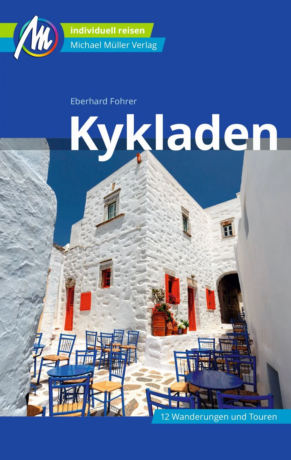 Anders reisen und dabei das Besondere entdecken: Mit den aktuellen Tipps aus den Michael-Müller-Reiseführern gestalten Sie Ihre Reise individuell, nachhaltig und sicher. Seit 1980 bereist Autor Eberhard Fohrer die Kykladen. Seine reichhaltige Erfahrung findet auf 672 Seiten Niederschlag in unserem Reiseführer »Kykladen« in der 12. Auflage. 290 Farbfotos geben einen Eindruck der Schönheit der Region. Dank 63 Karten inklusive Übersichtskarte der Kykladen sind Sie so gut orientiert wie die Einheimischen. 12 Wanderungen führen Sie in fast jeden Winkel der Gegend. Dutzende Strände sowie weit mehr als 20 Klöster und Kirchen sind detailliert beschrieben. Geheimtipps des Autors nennen besonders lohnende Sehenswürdigkeiten, Unterkünfte oder Restaurants. Alles vor Ort recherchiert und für Sie ausprobiert. Ökologisch, regional und nachhaltig wirtschaftende Betriebe sind kenntlich gemacht. Zahlreiche Kurz-Essays vermitteln interessantes Hintergrundwissen. Das Reiseportal in-greece.de schreibt: »Das Buch ist ein Standardwerk für Kykladenfans und Inselhüpfer – mehr Kykladen gibt es nicht in einem Reiseführer.« Die Inseln der Kykladen in der Übersicht: Das vulkanisch geprägte Santoríni. Ortschaften ziehen sich wie weiße Bänder durch die Landschaft. Höhlenwohnungen im weichen Tuff, dunkle Quarzsandstrände laden ein zum Baden. Tínos ist Heimat der Marmorbildhauer, den Griechisch-Orthodoxen gilt sie als »Heilige Insel«. In Kontrast dazu die Nachbarinsel Mýkonos, Hot-Spot für Lebensfreude und Hedonismus. Náxos lockt mit vielfältiger Landschaft: Bergmassive, Hochebenen mit Olivenhainen und weiße Strände an der Westküste. Unser Kykladen-Reiseführer zeigt Ihnen die sehenswertesten Plätze. Abseits liegt das beschauliche Amorgós und lockt Wanderer sowie Ruhesuchende. Auf Íos wird gern gefeiert, im Hochsommer ist die Chorá eine einzige große Disco. Erholt wird sich an den herrlichen Stränden der Insel. Páros lockt mit malerischem Hafen und vielen Sandstränden. Die Nachbarinsel Antíparos bietet eine große Tropfsteinhöhle. Folégandros beeindruckt mit dem mittelalterlichen Hauptort, der auf einem 150 Meter fast senkrecht abfallenden Plateau errichtet wurde. Sérifos bietet bei der Hafeneinfahrt mit den schneeweißen, an den Hang gesprenkelten Gebäuden der Inselhauptstadt eine der schönsten Aussichten des Archipels. Mílos schließlich hat wilde Felsküsten und heiße Thermalquellen sowie die einzigen frühchristlichen Katakomben Griechenlands. Mit unserem Kykladen-Reiseführer entdecken Sie all dies, sowie Plätze jenseits ausgetretener Pfade, die garantiert nicht jeder kennt! Was tun auf den Kykladen? Der Archipel hat für jeden etwas, gleich ob sportlich ambitioniert oder Familienurlaub am Strand, auf der Suche nach Ruhe und Natur oder kulturinteressiert. Auf den ruhigeren Inseln locken beeindruckende Natur, fantastische Ausblicke, Meeresbrise und duftende Kräuter. Der Kyladen-Reiseführer kennt die bezauberndsten Fleckchen. Die touristisch erschlosseneren Inseln bieten etwa Surfern, Seglern oder Tauchern und Schnorchlern ebenso Möglichkeiten wie Familien mit Kindern, die einen unkomplizierten Strandurlaub verbringen möchten. Kultur-Freunde schließlich entdecken eine Vielzahl interessanter Relikte, von der Antike bis in die Neuzeit, von den Dorern bis zu den Spuren der ersten Christen. Unser Reiseführer »Kykladen« ist beim Inselhüpfen bewährter und stets kompetenter Begleiter während Ihres individuellen Griechenland-Urlaubs. Übernachtung und Unterkunft: Von Campingplätzen über Privatzimmer und Pensionen bis hin zu Ferienwohnungen und Hotels gibt es eine Vielzahl an Übernachtungsmöglichkeiten. Worauf Sie bei Ankunft und Auswahl achten müssen, verrät unser Reiseführer »Kykladen«. Vertrauen Sie den Geheimtipps des Autors, Sie werden garantiert nicht enttäuscht! Praktisch und interaktiv: Kostenlos und registrierungsfrei stehen acht GPS-Tracks und die mmtravel App mit Online-Karten und Ortungsfunktion zum Download für Ihren Griechenland-Urlaub auf den Kykladen bereit.