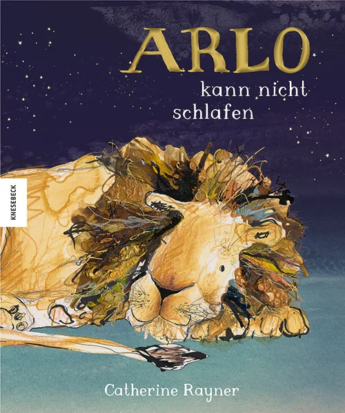 Der Löwe Arlo ist so richtig müde! Seine Familie schläft, seine Freunde schlafen, nur er kann die Augen nicht zumachen, dabei würde er doch so gern. Was er auch probiert, nichts scheint zu helfen: Immer ist es entweder zu laut, zu leise, zu warm oder zu kalt. Dann trifft er Eule. Sie schläft tagsüber, und das ist bestimmt nicht einfach, denn dann sind die meisten anderen Tiere wach und … laut. Ob sie einen Rat für den löwenmüden Arlo hat? Ein wunderschön illustriertes Bilderbuch zum Einschlafen, das mit einem besonderen Schlaflied zum gemeinsamen Immer-wieder-Lesen und -Singen einlädt.