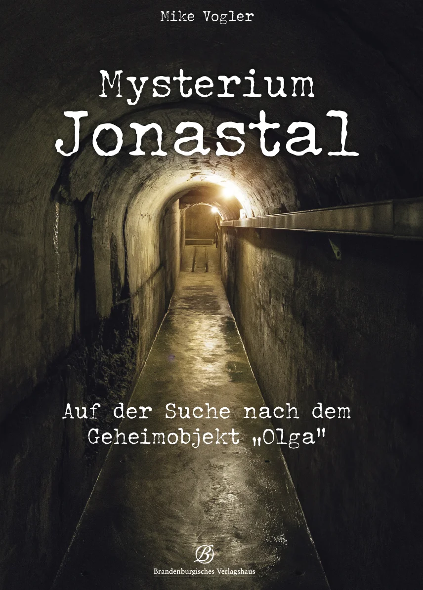 Das Jonastal in Thüringen – ein Relikt des Dritten Reiches, um das sich bis heute ungelöste Geheimnisse ranken. Zwischen November 1944 und April 1945 mussten zehntausende KZ-Häftlinge unter unvorstellbaren Bedingungen ein gigantisches Stollensystem in den Berg treiben. Unzählige Menschen kamen dabei ums Leben, starben an Erschöpfung, Krankheiten, Hunger und der Willkür der SS-Wachmannschaften. Beteiligte sprechen von weiteren unterirdischen Anlagen, die zur selben Zeit in der näheren Umgebung des Jonastals gebaut wurden. Welchem Zweck sollte dieses letzte großangelegte Bauvorhaben der Nationalsozialisten dienen? Ein neues Führerhauptquartier, geheime Rüstungsproduktion von neuartigen „Vergeltungswaffen“ oder gar letzte Bastion des untergehenden Dritten Reiches? Autor Mike Vogler hat Dokumente und Zeugenaussagen ausgewertet und deckt eines der größten Rätsel des Zweiten Weltkrieges auf.