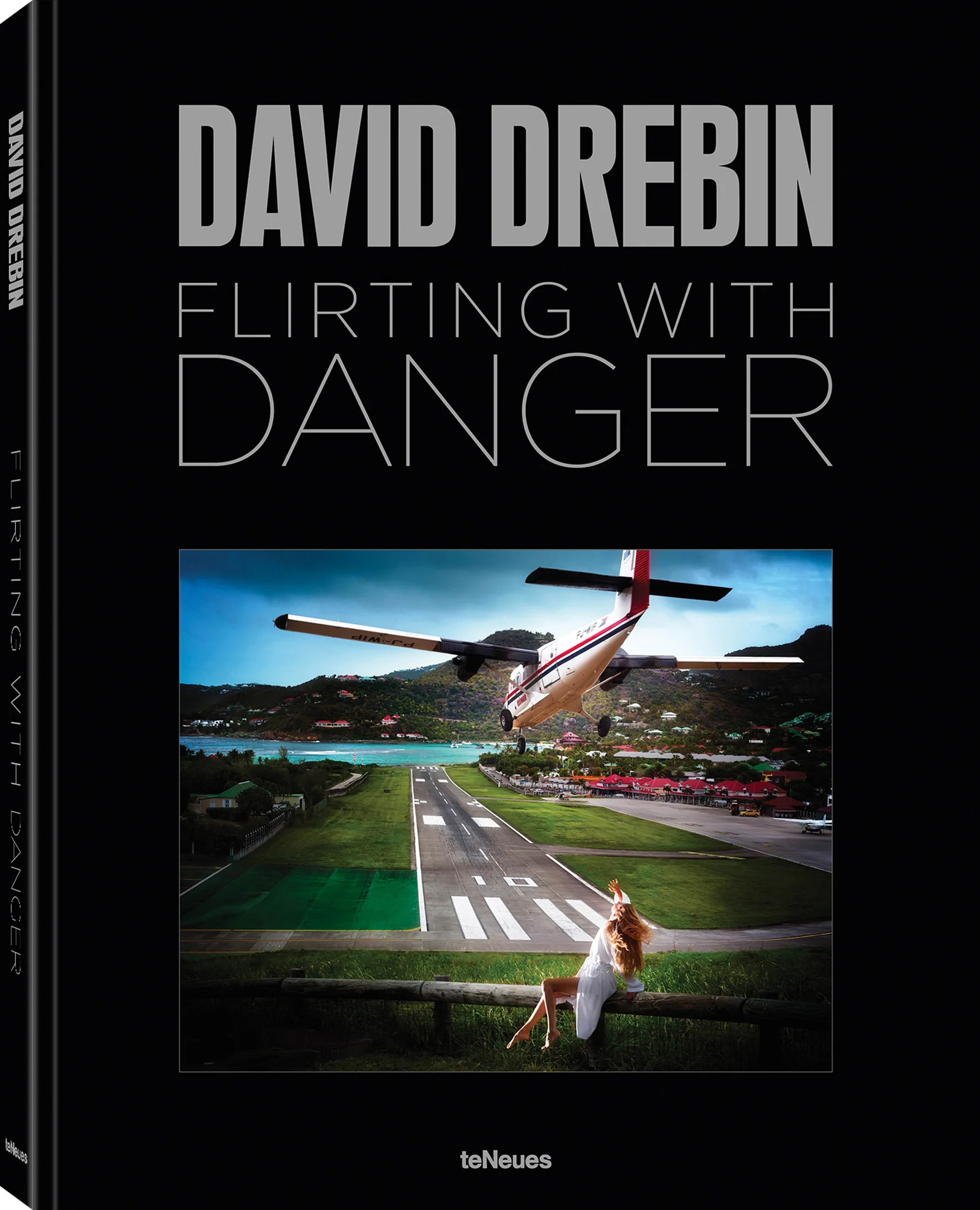GROSSFORMAT: 29 x 37 cm, 144 SeitenDer Starfotograf ist wieder da: Die exklusive Zusammenarbeit zwischen David Drebin und teNeues geht in die nächste RundeEine neue, spannende Perspektive auf Drebins Werk, die gleichzeitig seinen unverkennbaren und einzigartigen Stil zeigtEin Bildband der Superlative: XXL-Format für maximale Wirkungskraft der Bilder und außergewöhnliches StorytellingEin besonderes Geschenk für Liebhaber der Fotokunst: Der neueste Bildband des Starfotografen David Drebin! Lifestyle, Luxus und Thrill, darum geht es in dem Premium Coffee-Table-Book, das auf beeindruckende Weise den ganz besonderen Stil des Kunstfotografen wiedergibt.