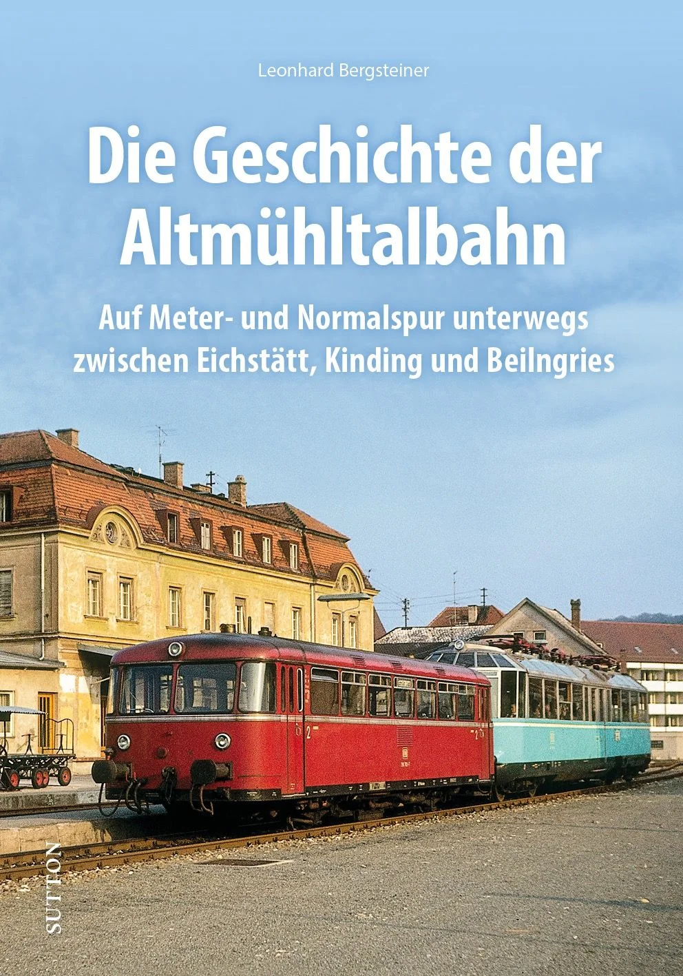 Die Eisenbahn im AltmühltalLeonhard Bergsteiner präsentiert neben ausführlichen Texten rund 170 historische Aufnahmen und Dokumente, die zu einer kurzweiligen Reise in die 140-jährige Geschichte der Altmühltalbahn einladen. Beeindruckende Impressionen entlang der Strecke zwischen Eichstätt, Kipfenberg, Kinding und Beilngries sowie Bilder der zwischen 1885 und 1934 eingesetzten Meterspurfahrzeuge dokumentieren anschaulich den Wandel der Bahnstrecke in den letzten Jahrzehnten. Die Geschichte der legendären Strecke in einem Band Unveröffentlichte Fotografien aus 140 Jahren Eisenbahngeschichte