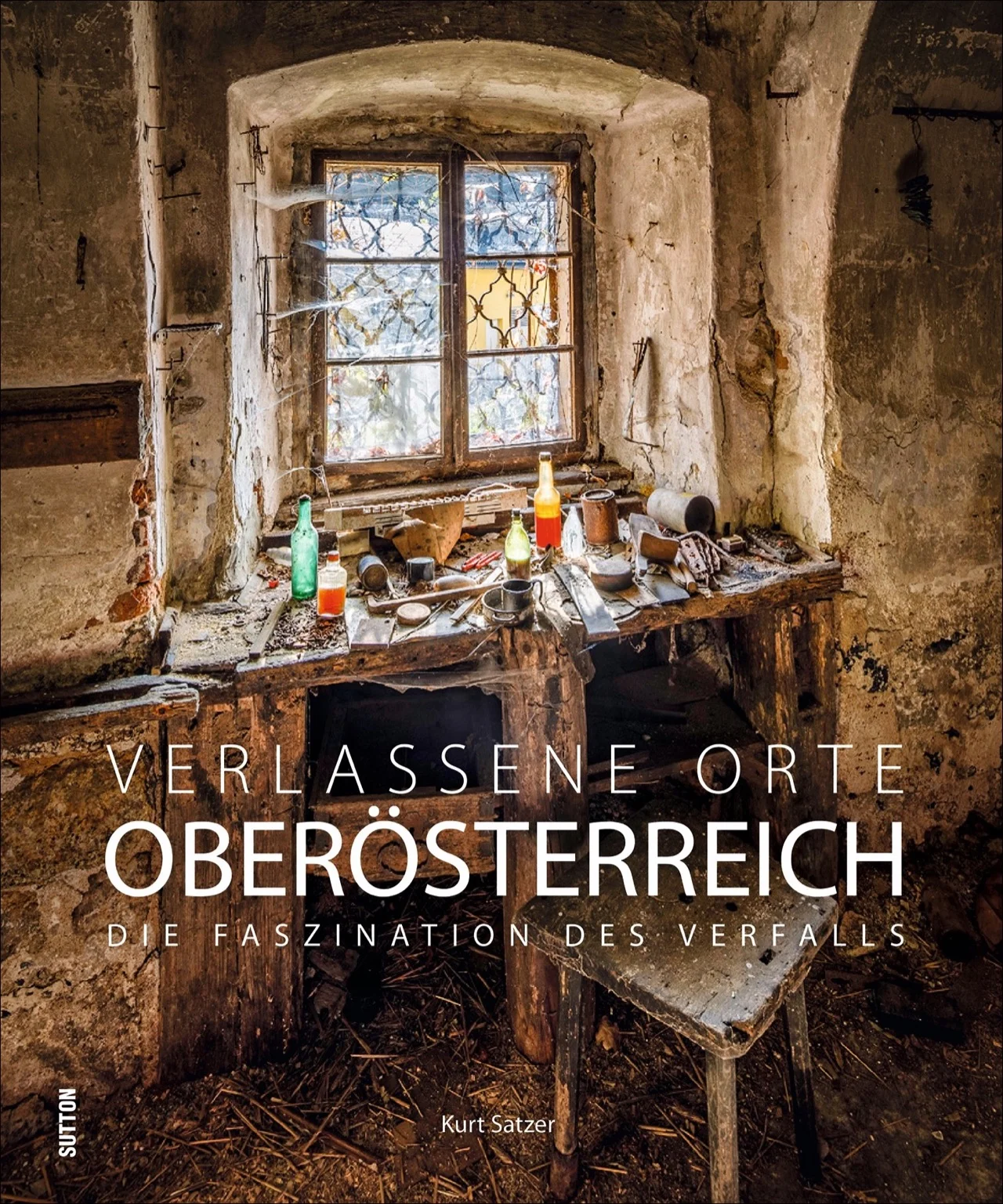 Kurt Satzer präsentiert rund 130 brillante Fotografien, die eindrucksvoll die Spuren der letzten Jahrzehnte einfangen und dokumentieren, wie sich die Natur Stück für Stück einstige Stätten der Zivilisation zurückerobert hat. Die einzigartigen Aufnahmen setzen den stummen Zeitzeugen in Oberösterreich ein Denkmal, eröffnen verborgene Welten und offenbaren die Vergänglichkeit. Ein Muss für alle, die ein Gespür für der Faszination des Verfalls haben.