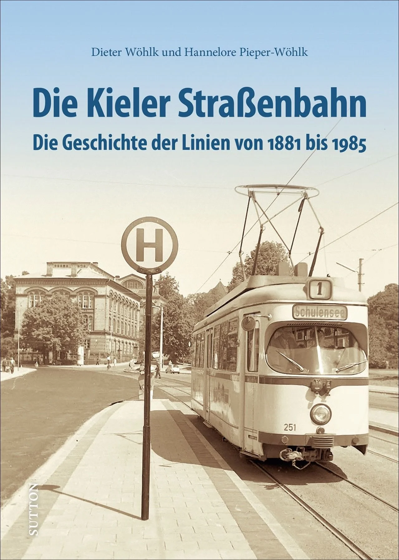 Hannelore Pieper-Wöhlk und Dieter Wöhlk präsentieren rund 200 zumeist unveröffentlichte Aufnahmen, die eindrucksvoll die lange und bewegte Geschichte der Kieler Straßenbahn zwischen 1881 und 1985 dokumentieren. Von den Anfängen als Pferdebahn bis zum Betriebsende, die wichtigsten Entwicklungen, Linien und Fahrzeuge: Diese einzigartige Zusammenstellung ist ein Muss für alle Straßenbahnfans und Freunde der Fördestadt.