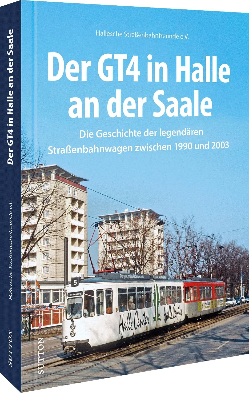 Der legendäre GT4 in HalleÜber 160 einzigartige Fotografienzeigen den GT4 im Probeeinsatz vor der Übernahme, im Linienbetrieb vor und nach der Modernisierung, als Überlandbahn nach Merseburg, Leuna und Bad Dürrenberg. Matthias Pietschmann vom Verein Hallesche Straßenbahnfreunde e.V. erzählt erstmals die ganze Geschichte des GT4 in Halle a.d. Saale und setzt diesem eleganten Kurzgelenkwagen ein ganz besonderes Denkmal. Ein Muss für alle Straßenbahnfans. Regionalgeschichte: Alles über den Einsatz des legendären Fahrzeugtyps in Halle a.d. Saale Von renommierten Kennern der regionalen Nahverkehrsgeschichte Historischer Bildband mit bislang unveröffentlichtenFotografien