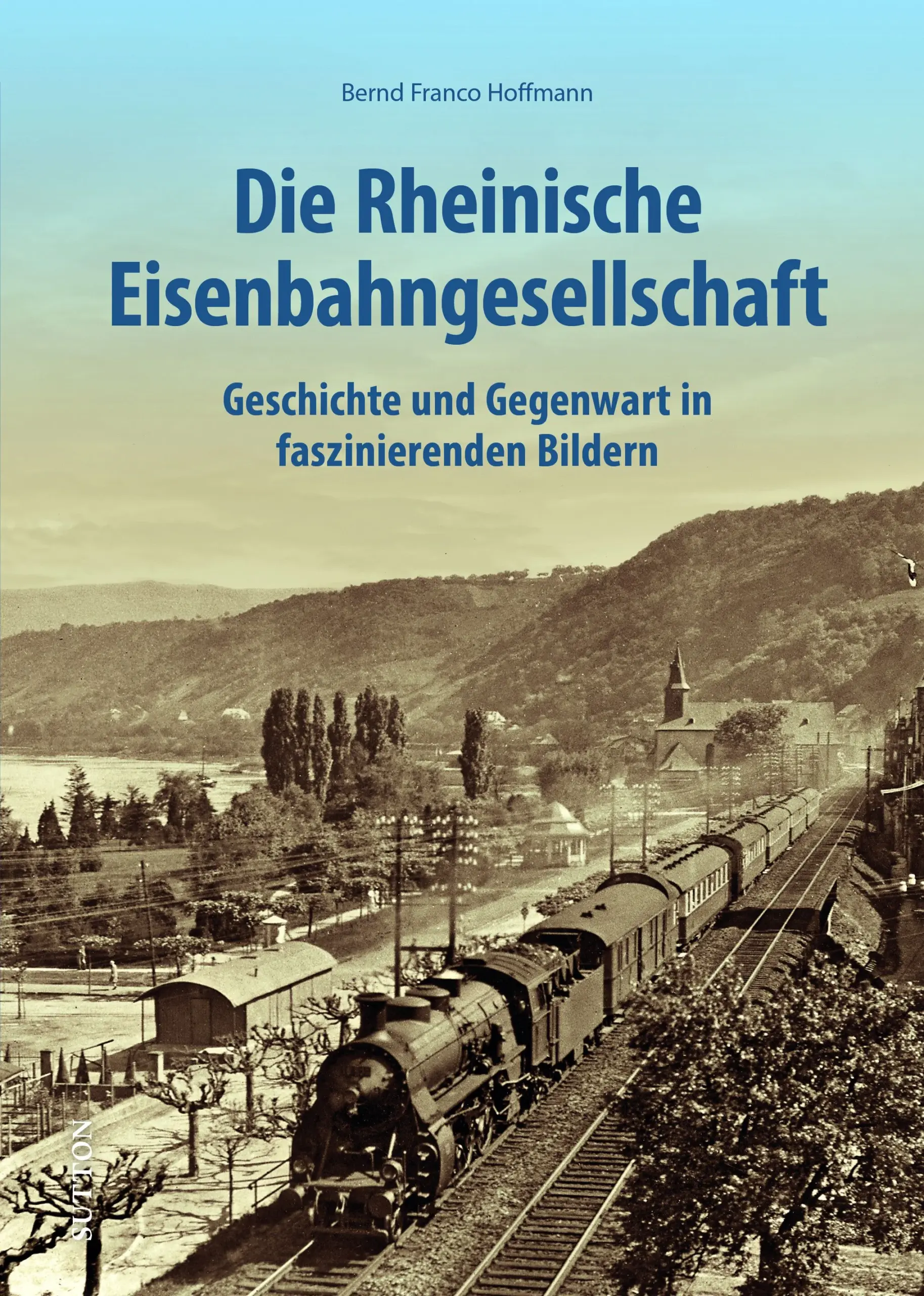 Tauchen Sie ein in die faszinierende Welt der Rheinischen Eisenbahngesellschaft! In diesem Band nimmt Sie der Eisenbahnexperte Bernd Franco Hoffmann mit auf eine historische Reise durch die Geschichte der Rheinischen Eisenbahngesellschaft. Die rund 130 beeindruckenden Fotografien zeigen eindrucksvoll die Entwicklung der Eisenbahngesellschaft und geben Einblicke in die heutige Nutzung der Strecken.Die Rheinische Eisenbahngesellschaft wurde 1837 gegründet und baute in der Folgezeit ein dichtes Streckennetz im Rheinland, Ruhrgebiet und Westfalen auf. Im Laufe ihrer Geschichte erlebte die Gesellschaft zahlreiche Herausforderungen und Meilensteine, wie die Inbetriebnahme der Strecke Köln-Herbesthal im Jahr 1843, die Errichtung des Kölner Centralbahnhofs im Jahr 1859 oder den stetigen Ausbau des Güterverkehrs im Laufe des 19. Jahrhunderts. Dieser reich illustrierte Band bietet einen faszinierenden Einblick in die Geschichte dieser wichtigen Eisenbahngesellschaft und ist ein Muss für alle, die sich für die Entwicklung der Eisenbahn und des Schienenverkehrs in Deutschland interessieren.