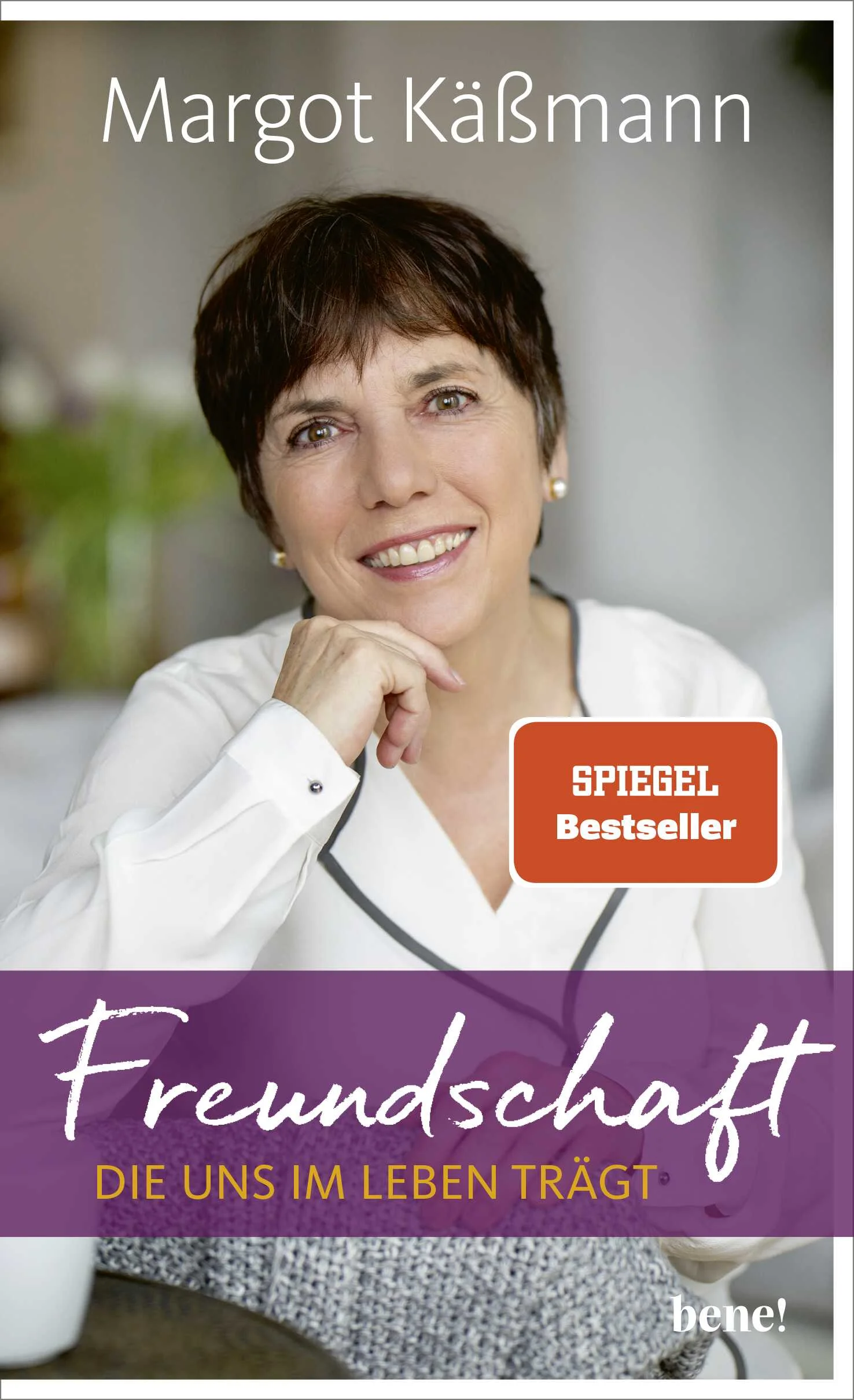 Eine lebenskluge Hommage an die Freundschaft. Das perfekte Geschenk für die (beste) Freundin und ein guter Ratgeber für alle, die sich nach wahrer Freundschaft sehnen – geschrieben von Bestseller-Autorin Margot Käßmann auf Basis ihrer langjährigen Erfahrung als Seelsorgerin.Freundschaft ist eines der ganz großen Lebensthemen. Wer wirklich gute Freunde hat, weiß dies zu schätzen. Sie geben uns Kraft, sind ein kostbarer Schatz! Auch Margot Käßmann pflegt bewusst viele, langjährige Freundschaften. Zu Menschen, die ihr auch in Zeiten der Krise zur Seite gestanden haben und die mit ihr immer wieder das Leben und das Miteinander feiern.Vertrauen, Verlässlichkeit, gemeinsames Erleben und die Zeit, aneinander zu wachsen sind die Voraussetzungen für ein gelingendes Miteinander. Margot Käßmann schreibt über das Geben und Nehmen, das überraschend beglückende, das faszinierende und bereichernde guter Freundschaften. Aber auch über die Enttäuschung, wenn man selbst ein Anliegen hat und vom anderen abgewiesen wird – und das Betrauern verlorener Freundschaften. Wie wichtig es ist, neben einer Partnerschaft auch Freundschaften zu pflegen und was »Bekannte« von Freunden unterscheidet. Die kostbare Zeit schöner Erlebnisse und die Angst um die Freundinnen und Freunde, wenn Krisen und Krankheit kommen. Über das Erkennen »falscher Freunde« und das Ziehen von Grenzen. Dabei benennt Margot Käßmann auch gute Vorbilder für Freundschaften – historisch, in Literatur und Film – und natürlich ganz persönlich. Biblische Vorbilder wie Elisabeth und Maria, David und Jonathan oder Jesus selbst und seine Jünger zeigen, worauf es wirklich ankommt. Und am Ende stehen zehn ganz konkrete Anregungen für gute Freundschaften.