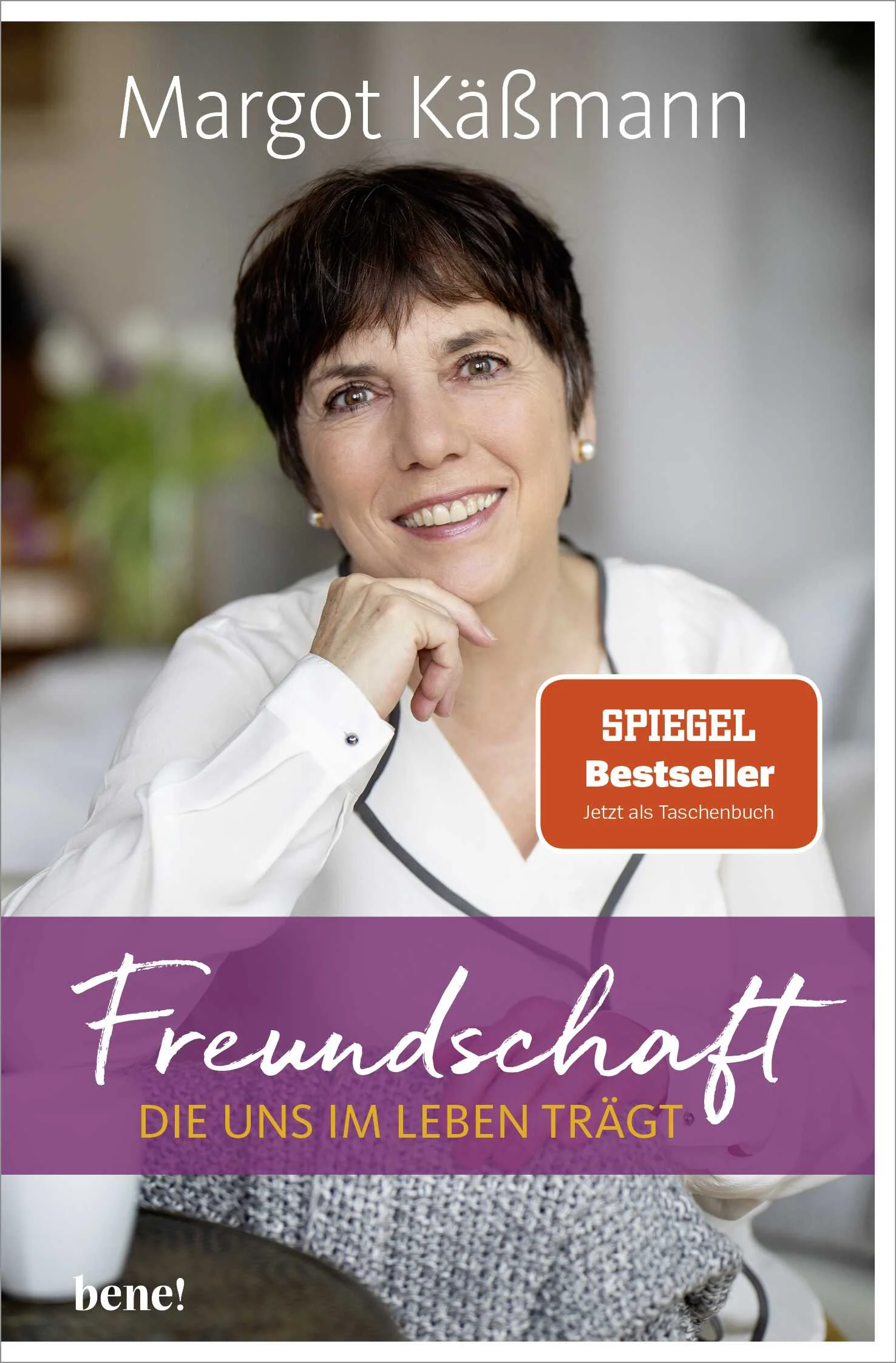 Eine lebenskluge Hommage an die Freundschaft. Das perfekte Geschenk für die (beste) Freundin und ein guter Ratgeber für alle, die sich nach wahrer Freundschaft sehnen – geschrieben von Bestseller-Autorin Margot Käßmann auf Basis ihrer langjährigen Erfahrung als Seelsorgerin.Freundschaft ist eines der ganz großen Lebensthemen. Wer wirklich gute Freunde hat, weiß dies zu schätzen. Sie geben uns Kraft, sind ein kostbarer Schatz! Auch Margot Käßmann pflegt bewusst viele, langjährige Freundschaften. Zu Menschen, die ihr auch in Zeiten der Krise zur Seite gestanden haben und die mit ihr immer wieder das Leben und das Miteinander feiern.Vertrauen, Verlässlichkeit, gemeinsames Erleben und die Zeit, aneinander zu wachsen sind die Voraussetzungen für ein gelingendes Miteinander. Margot Käßmann schreibt über das Geben und Nehmen, das überraschend beglückende, das faszinierende und bereichernde guter Freundschaften. Aber auch über die Enttäuschung, wenn man selbst ein Anliegen hat und vom anderen abgewiesen wird – und das Betrauern verlorener Freundschaften. Wie wichtig es ist, neben einer Partnerschaft auch Freundschaften zu pflegen und was »Bekannte« von Freunden unterscheidet. Die kostbare Zeit schöner Erlebnisse und die Angst um die Freundinnen und Freunde, wenn Krisen und Krankheit kommen. Über das Erkennen »falscher Freunde« und das Ziehen von Grenzen. Dabei benennt Margot Käßmann auch gute Vorbilder für Freundschaften – historisch, in Literatur und Film – und natürlich ganz persönlich. Biblische Vorbilder wie Elisabeth und Maria, David und Jonathan oder Jesus selbst und seine Jünger zeigen, worauf es wirklich ankommt. Und am Ende stehen zehn ganz konkrete Anregungen für gute Freundschaften.