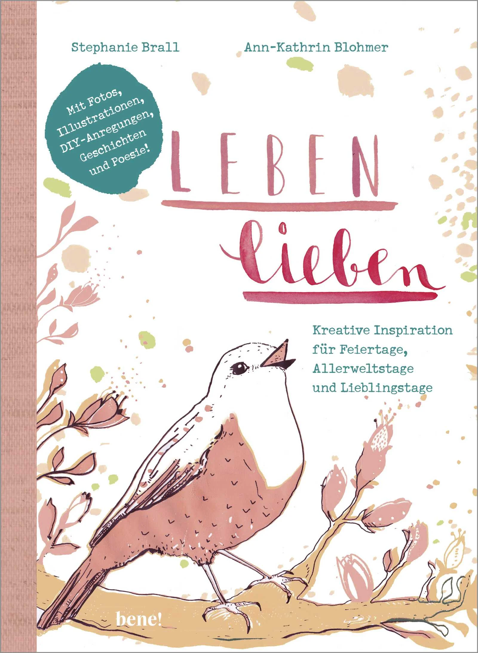 Stephanie Brall und Ann-Kathrin Blohmer lieben das Leben. Und die beiden Künstlerinnen wissen, wie man mit schönen Dingen, kreativen Tipps und guten Gedanken jede Menge Glück in den Alltag bringt. Perfekt als Geschenk für die beste Freundin oder an mich selbst.Manchmal scheint ein Tag dem anderen zu gleichen. Doch dann hören wir genau hin: Ein Vogel zwitschert sein fröhliches Lied. Erste Sonnenstrahlen kitzeln unsere Nase. Wir reiben uns die Augen und öffnen sie für das Wunder, das wir Leben nennen. Ann-Kathrin Blohmer und Stephanie Brall lassen uns mit diesem Bookzine – einer Mischung aus Buch und Magazin – das Schöne im Alltag entdecken. Sie nehmen uns mit auf eine Reise vom Frühling bis in den Herbst, haben lebensfrohe Texte, leckere Rezepte, Do-it-yourself-Tipps, Handgemachtes und Kreatives zusammengestellt. Besondere Menschen werden zu Weggefährten, alte Rituale und Traditionen neu entdeckt, Marmelade eingekocht, Gemüse und Hoffnung gesät. Ein inspirierender Begleiter für Allerweltstage, Feiertage und Lieblingstage!